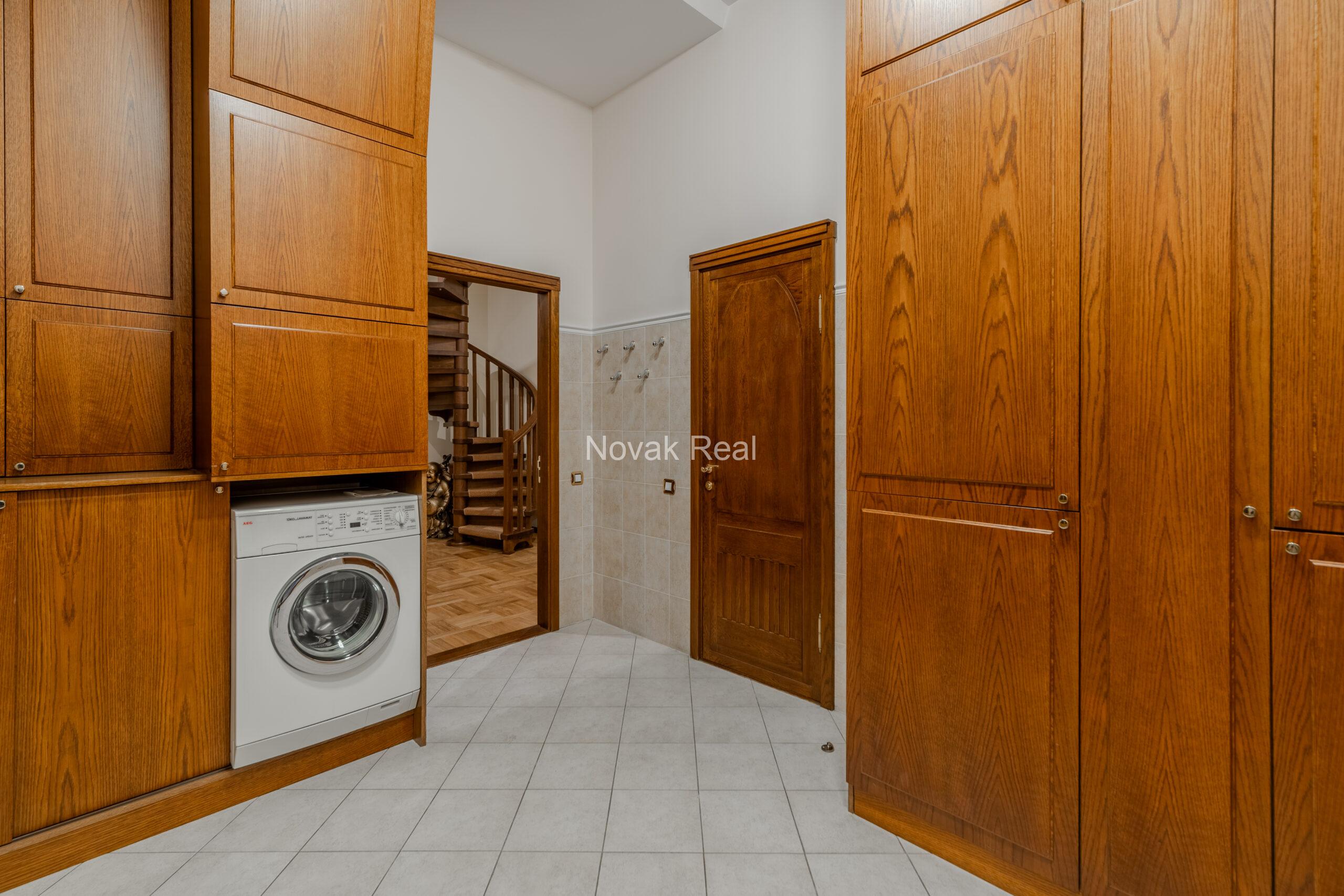 A spacious apartment is offered in the embassy district of Riga