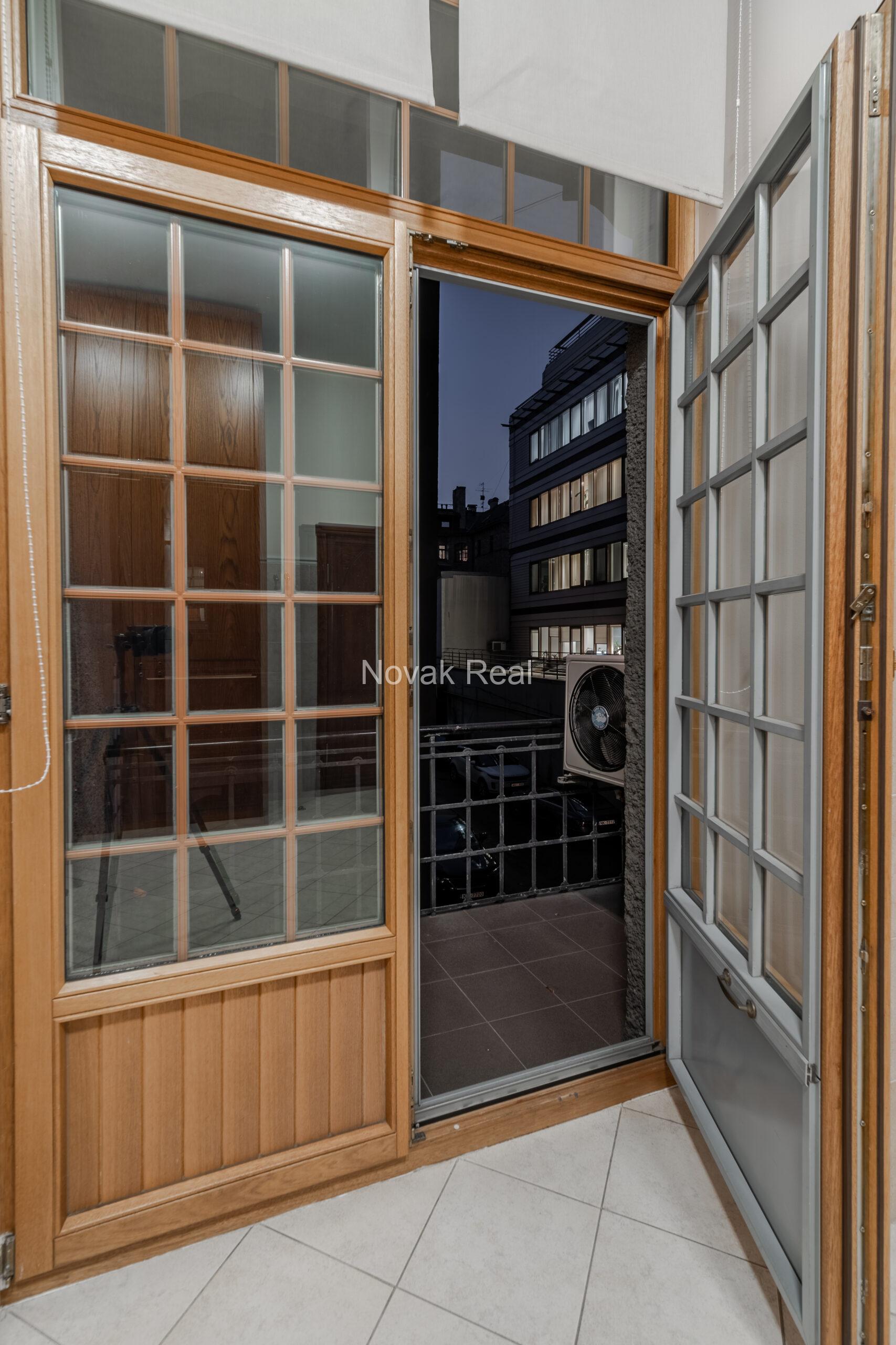 A spacious apartment is offered in the embassy district of Riga