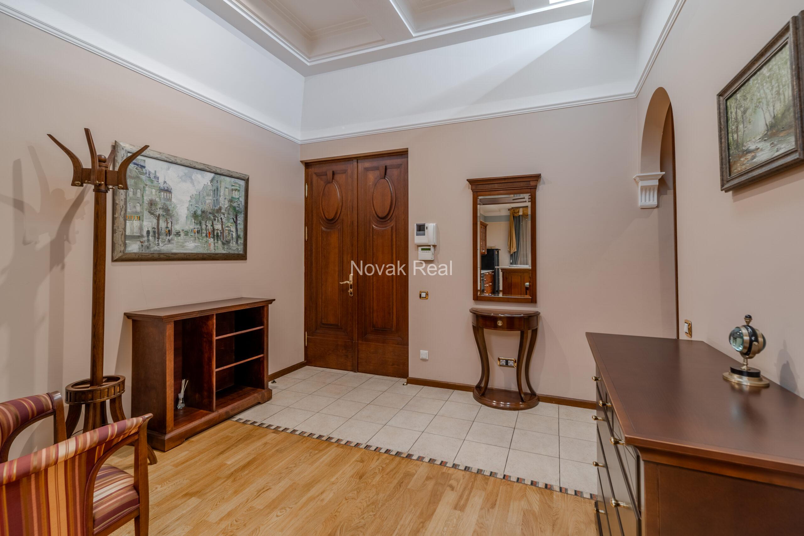 A spacious apartment is offered in the embassy district of Riga