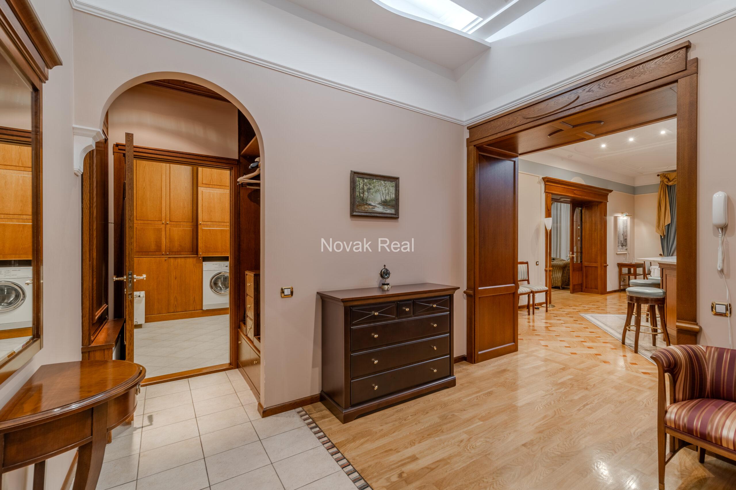 A spacious apartment is offered in the embassy district of Riga