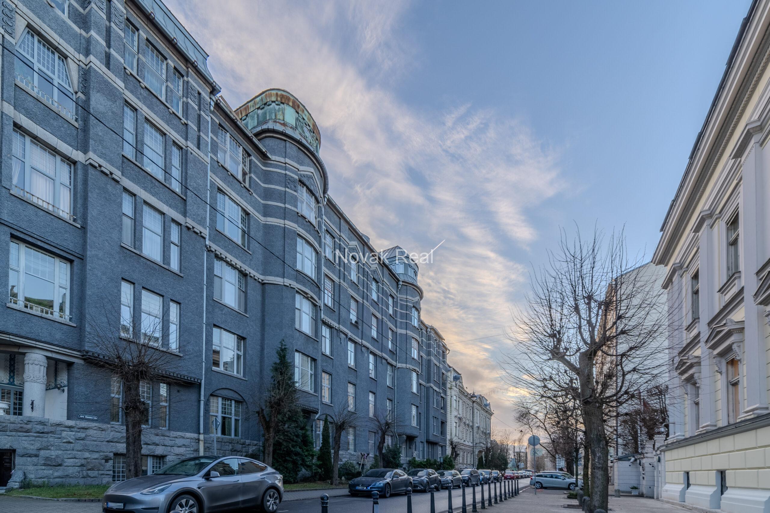 A spacious apartment is offered in the embassy district of Riga