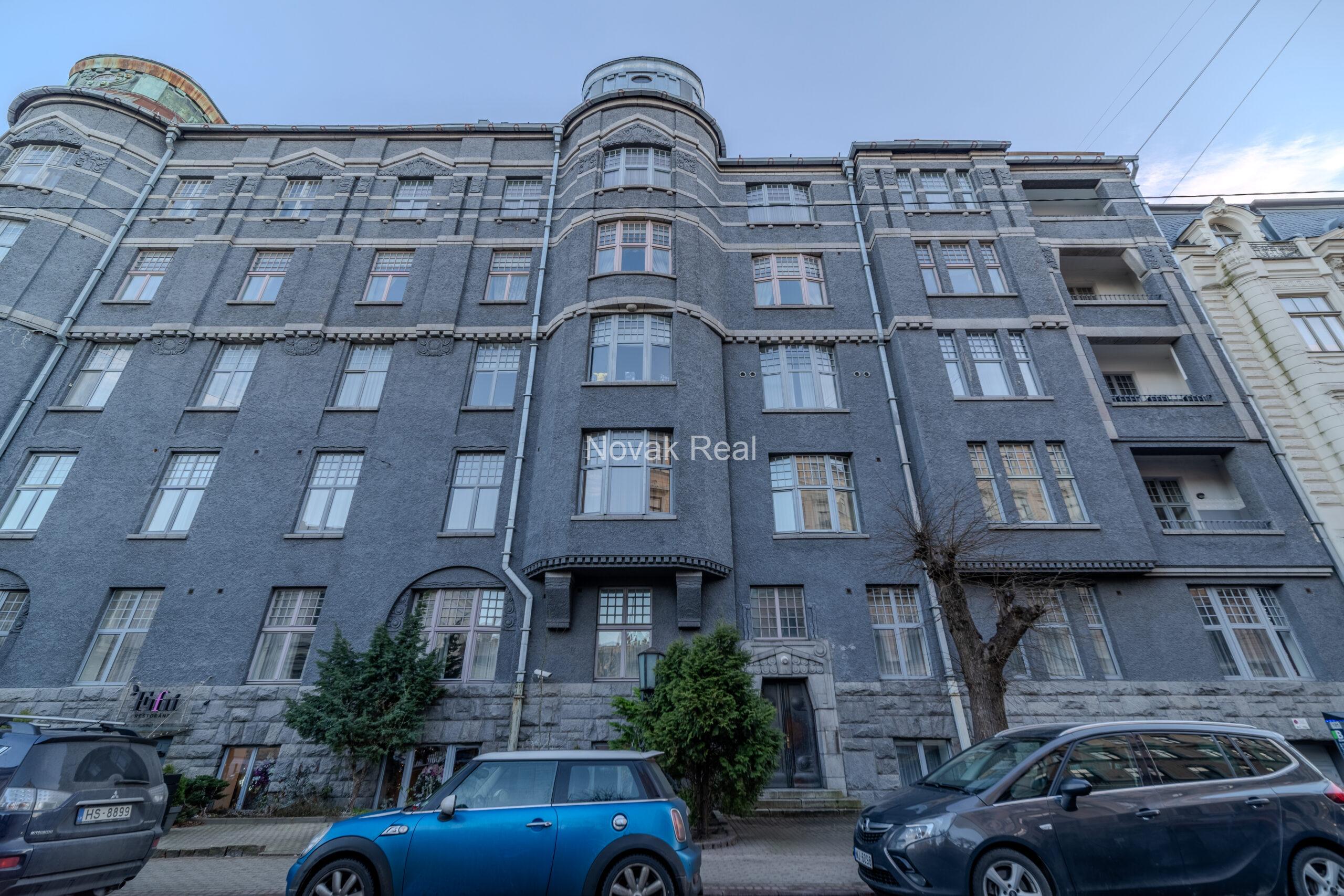 A spacious apartment is offered in the embassy district of Riga