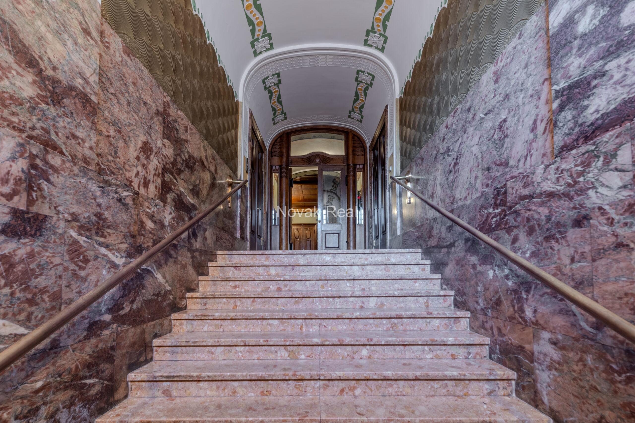 A spacious apartment is offered in the embassy district of Riga