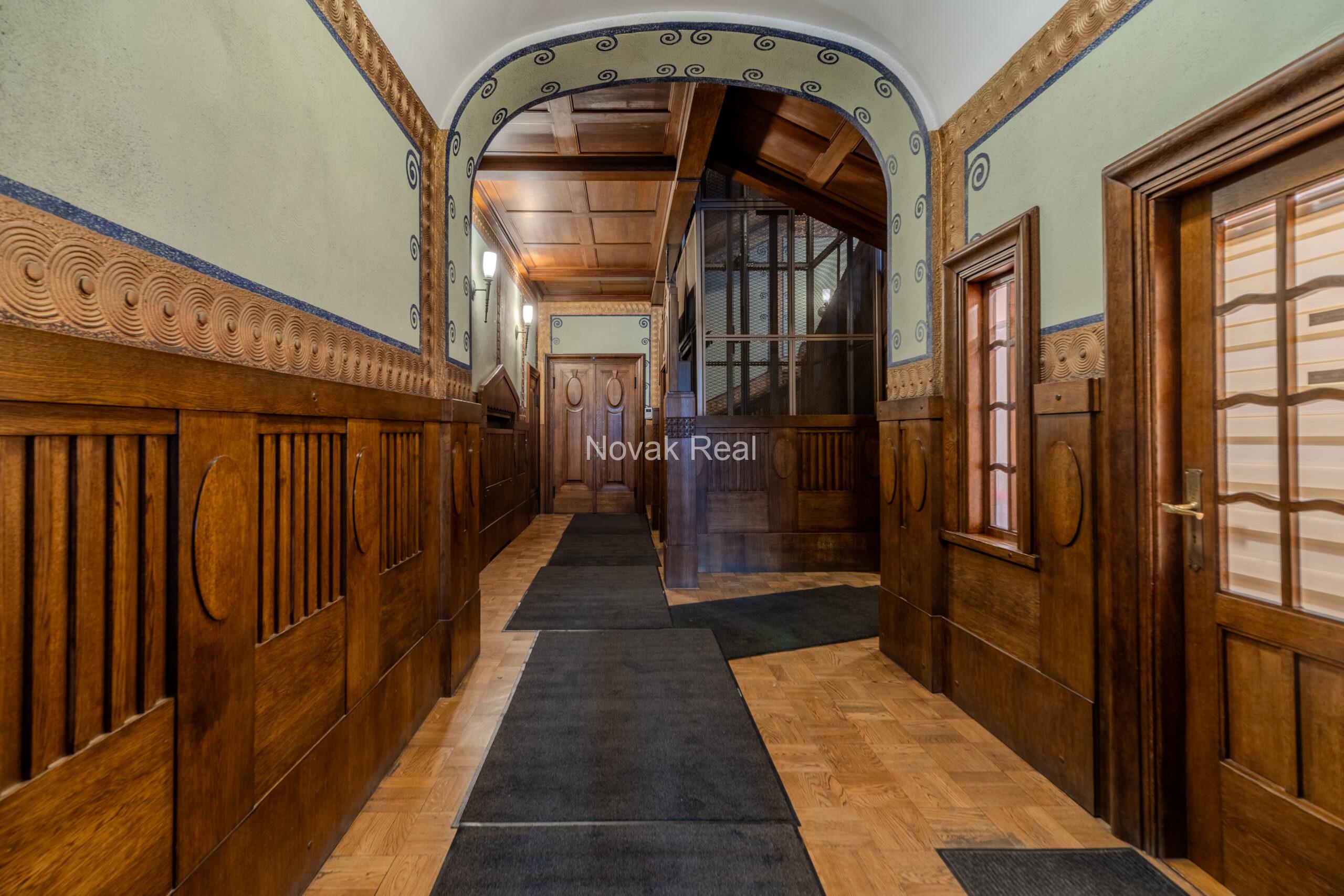 A spacious apartment is offered in the embassy district of Riga