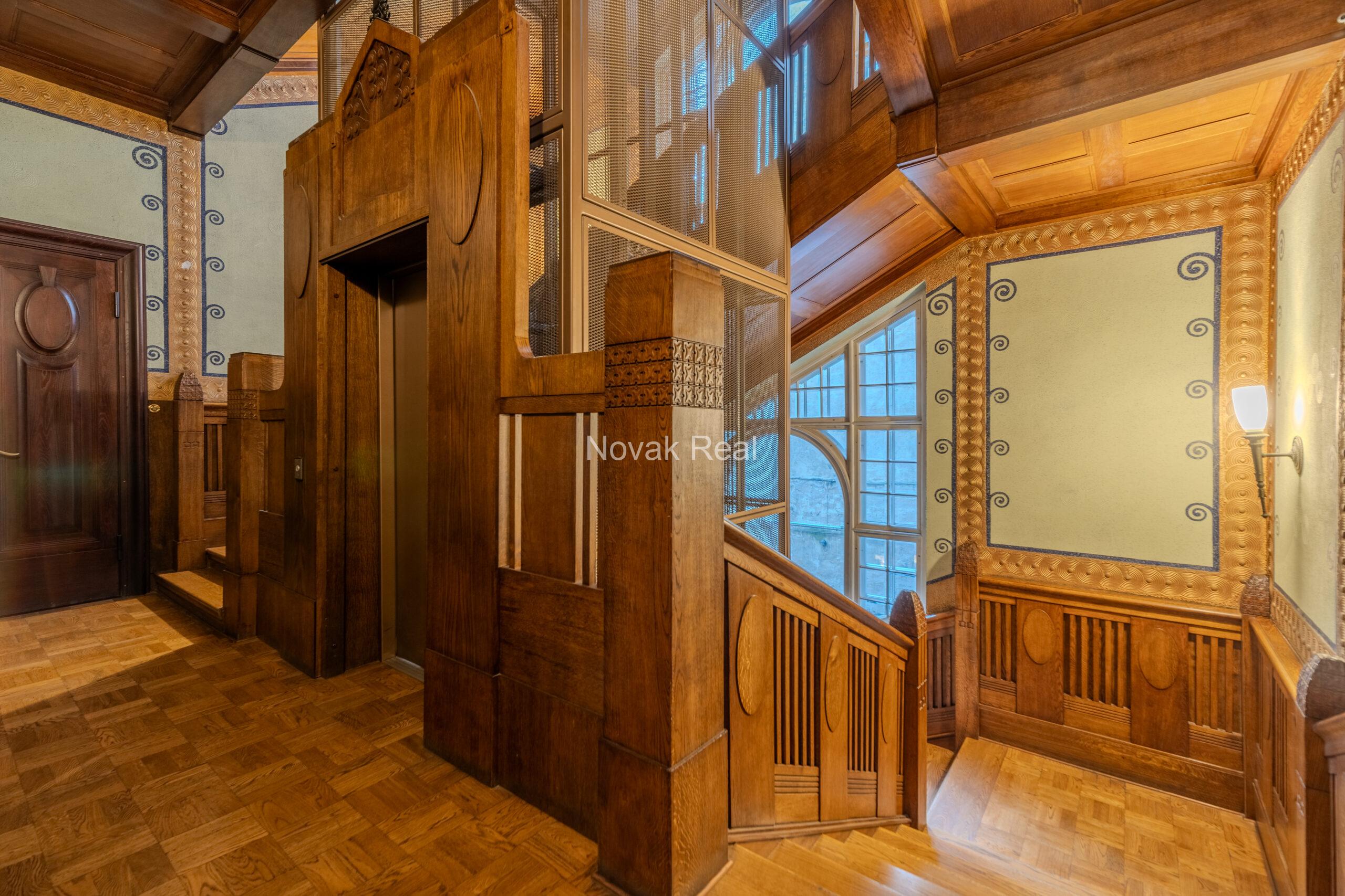 A spacious apartment is offered in the embassy district of Riga