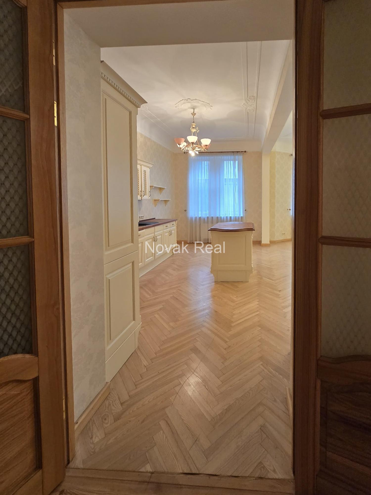 В центре продаётся светлая 3-комнатная квартира