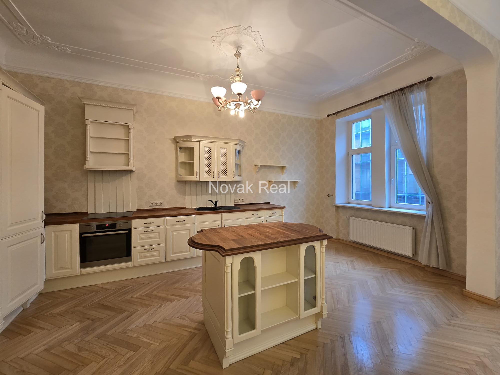 В центре продаётся светлая 3-комнатная квартира