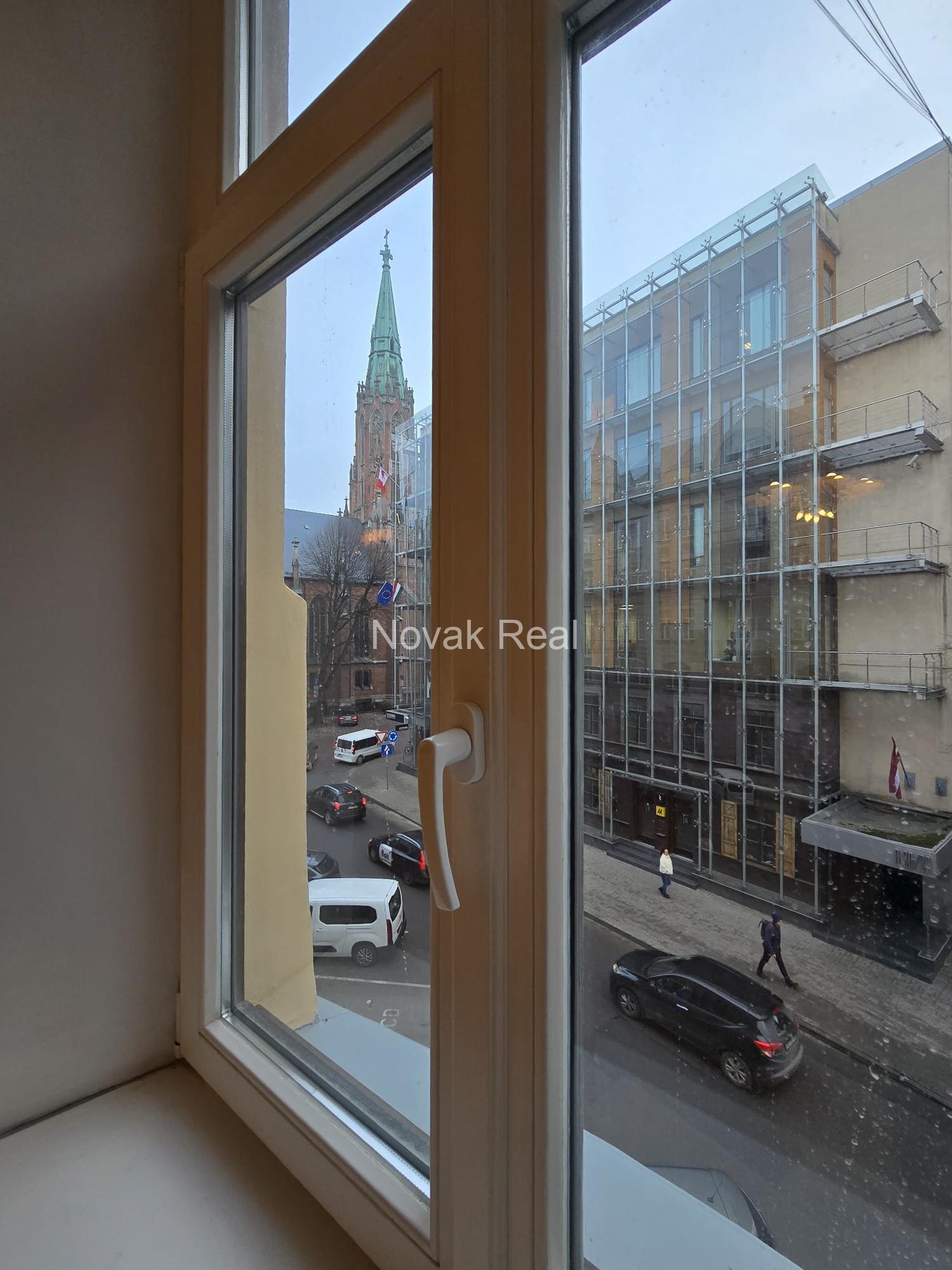 В центре продаётся светлая 3-комнатная квартира