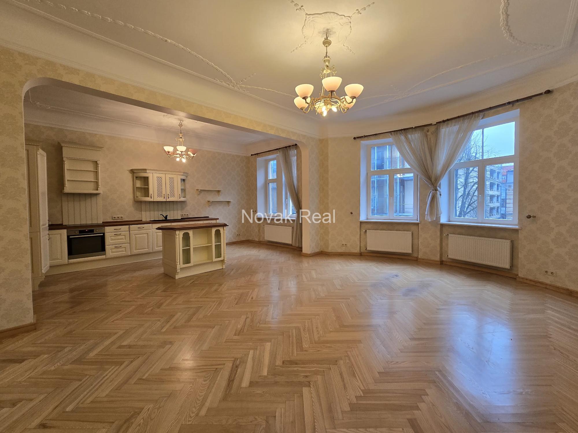 В центре продаётся светлая 3-комнатная квартира