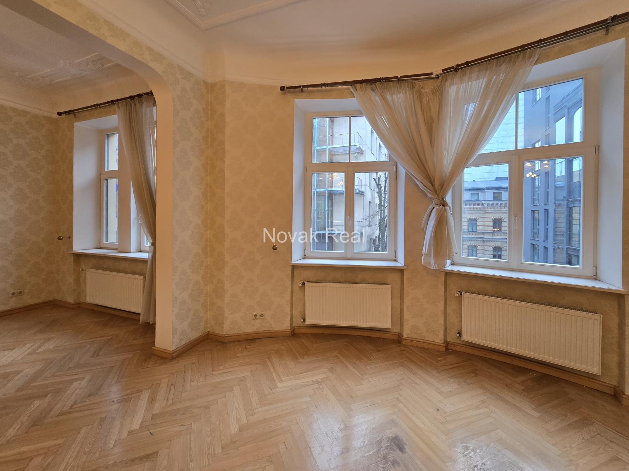 В центре продаётся светлая 3-комнатная квартира