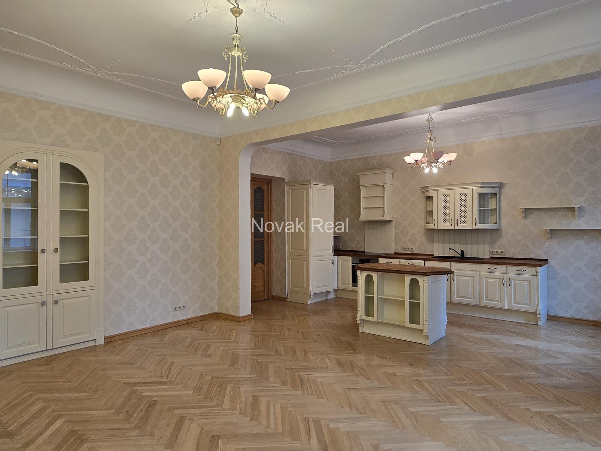 В центре продаётся светлая 3-комнатная квартира