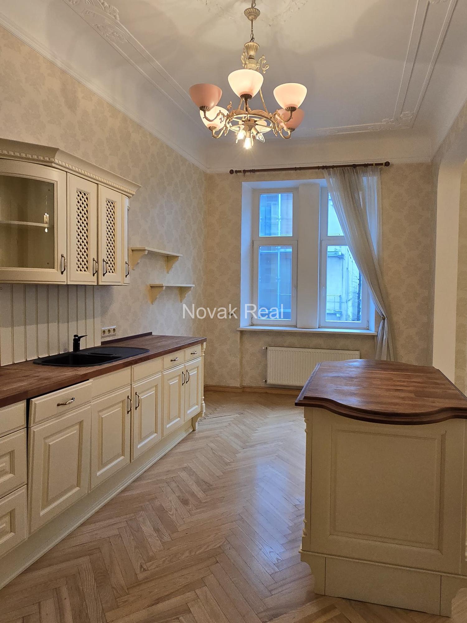В центре продаётся светлая 3-комнатная квартира
