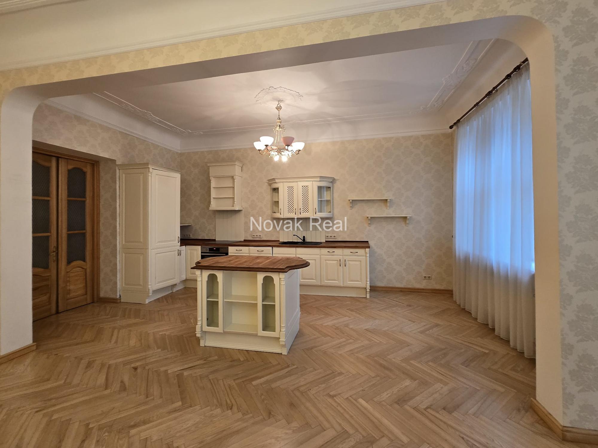 В центре продаётся светлая 3-комнатная квартира