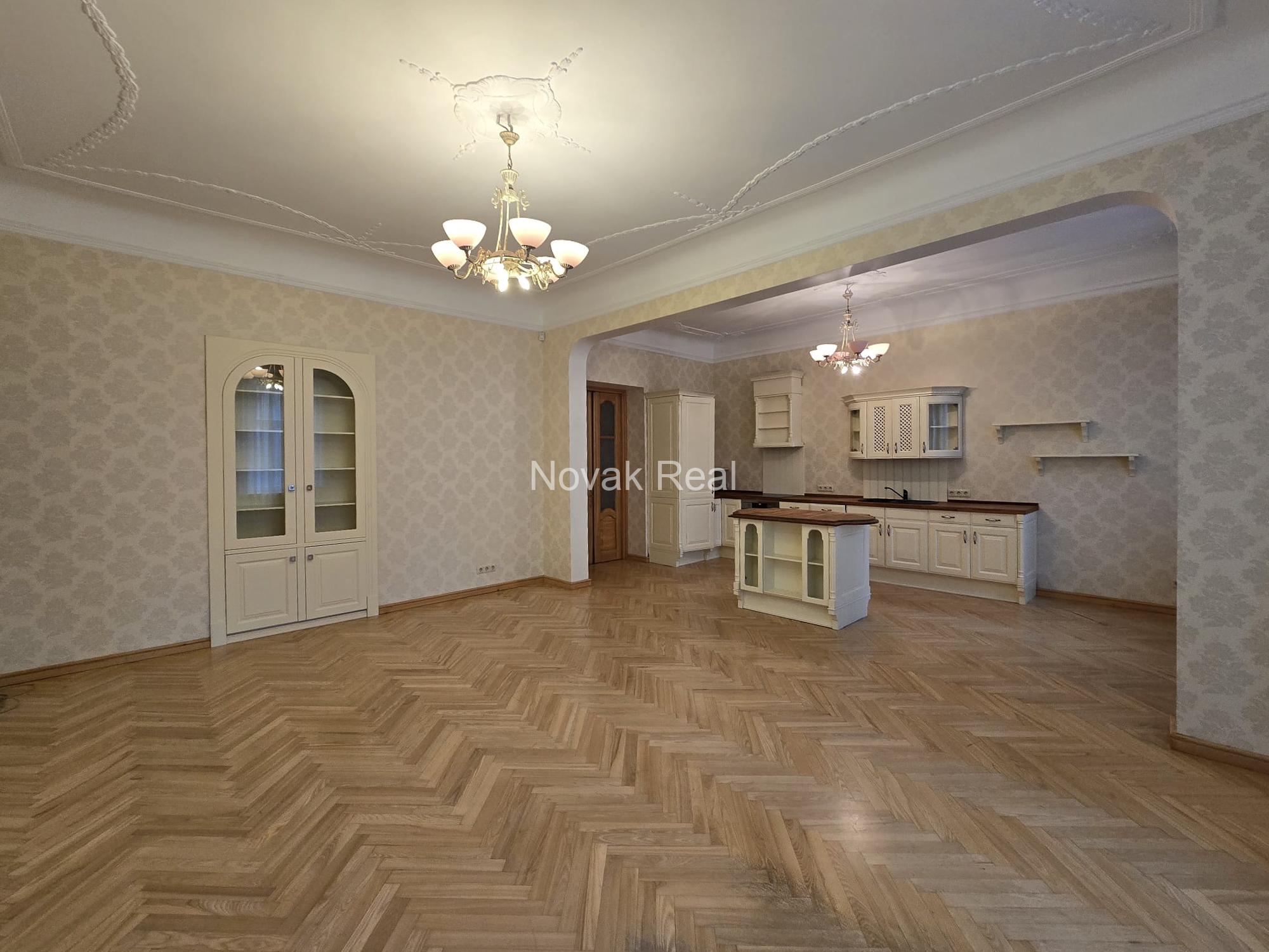 В центре продаётся светлая 3-комнатная квартира