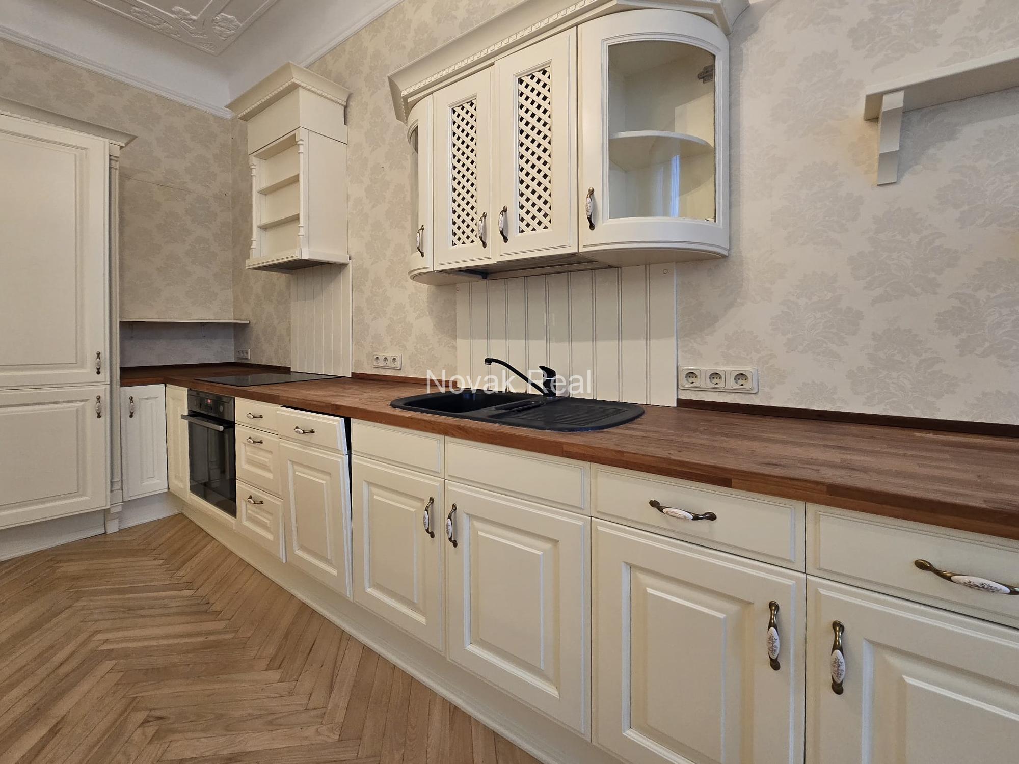 В центре продаётся светлая 3-комнатная квартира