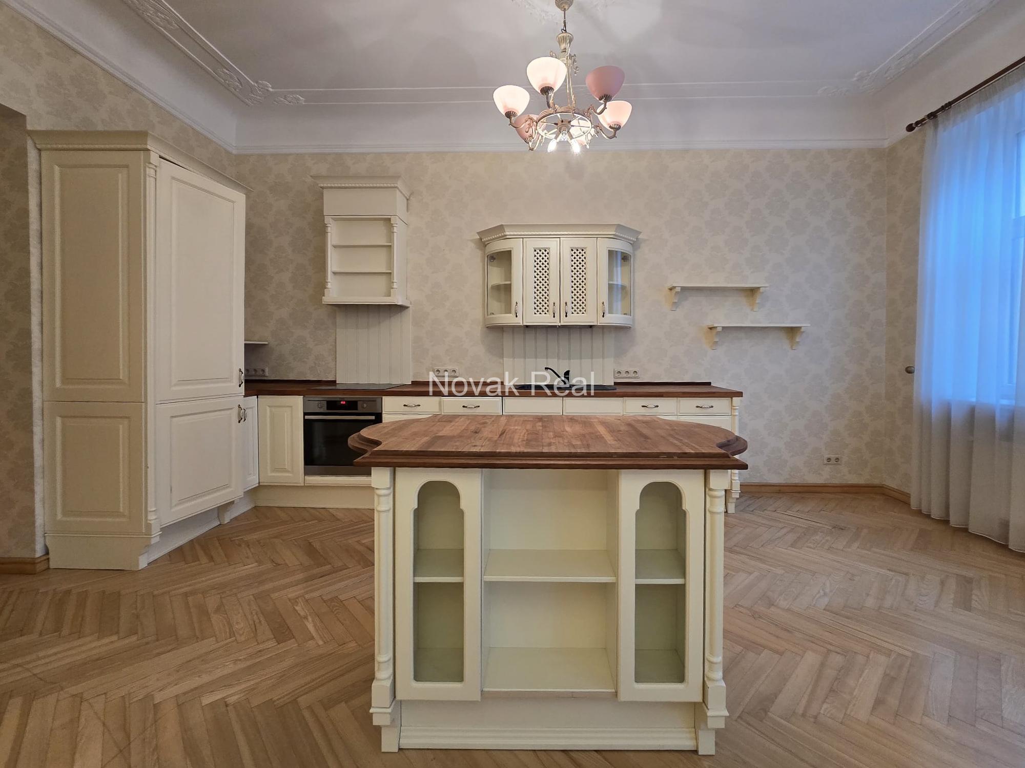 В центре продаётся светлая 3-комнатная квартира