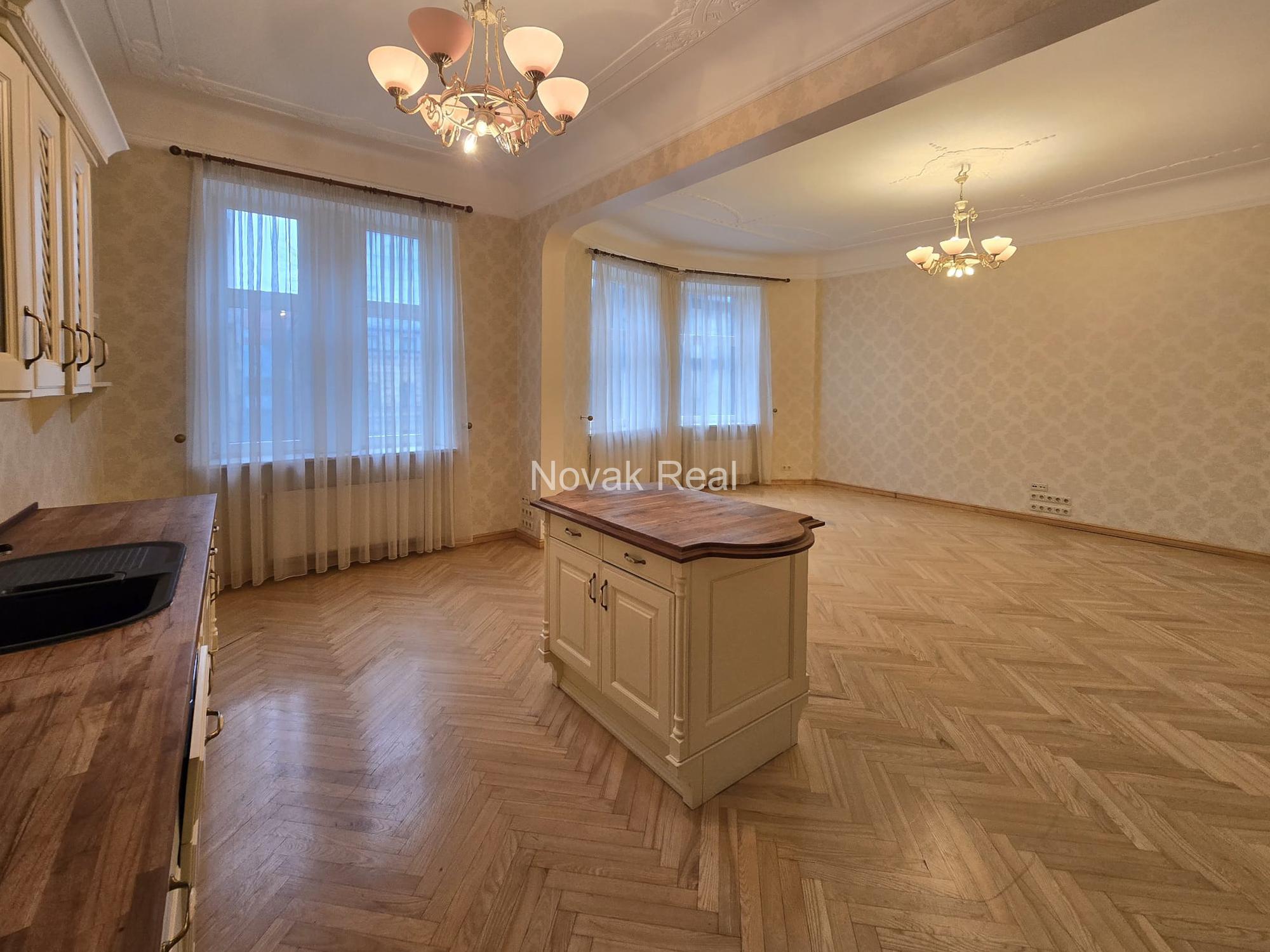 В центре продаётся светлая 3-комнатная квартира