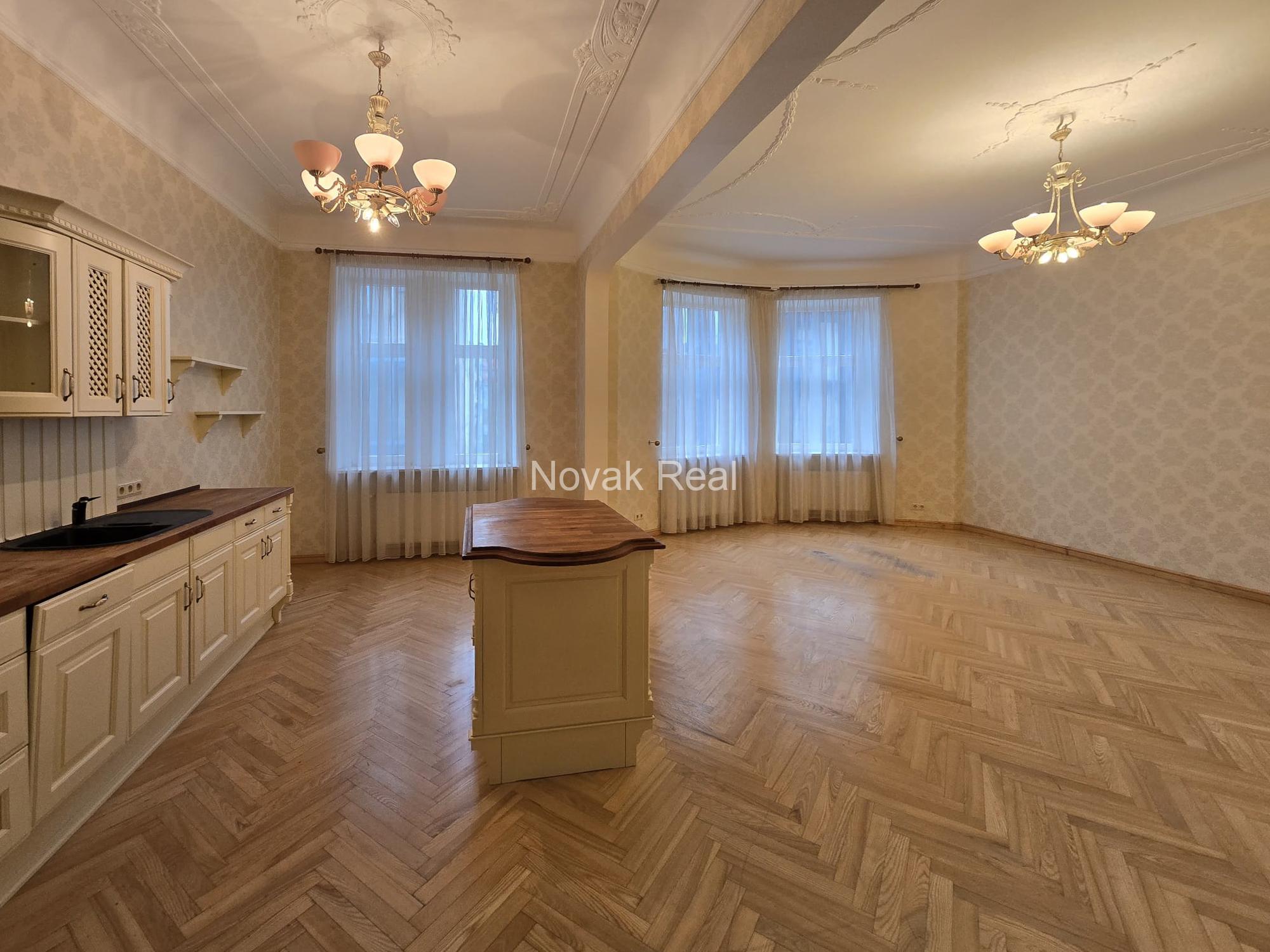 В центре продаётся светлая 3-комнатная квартира