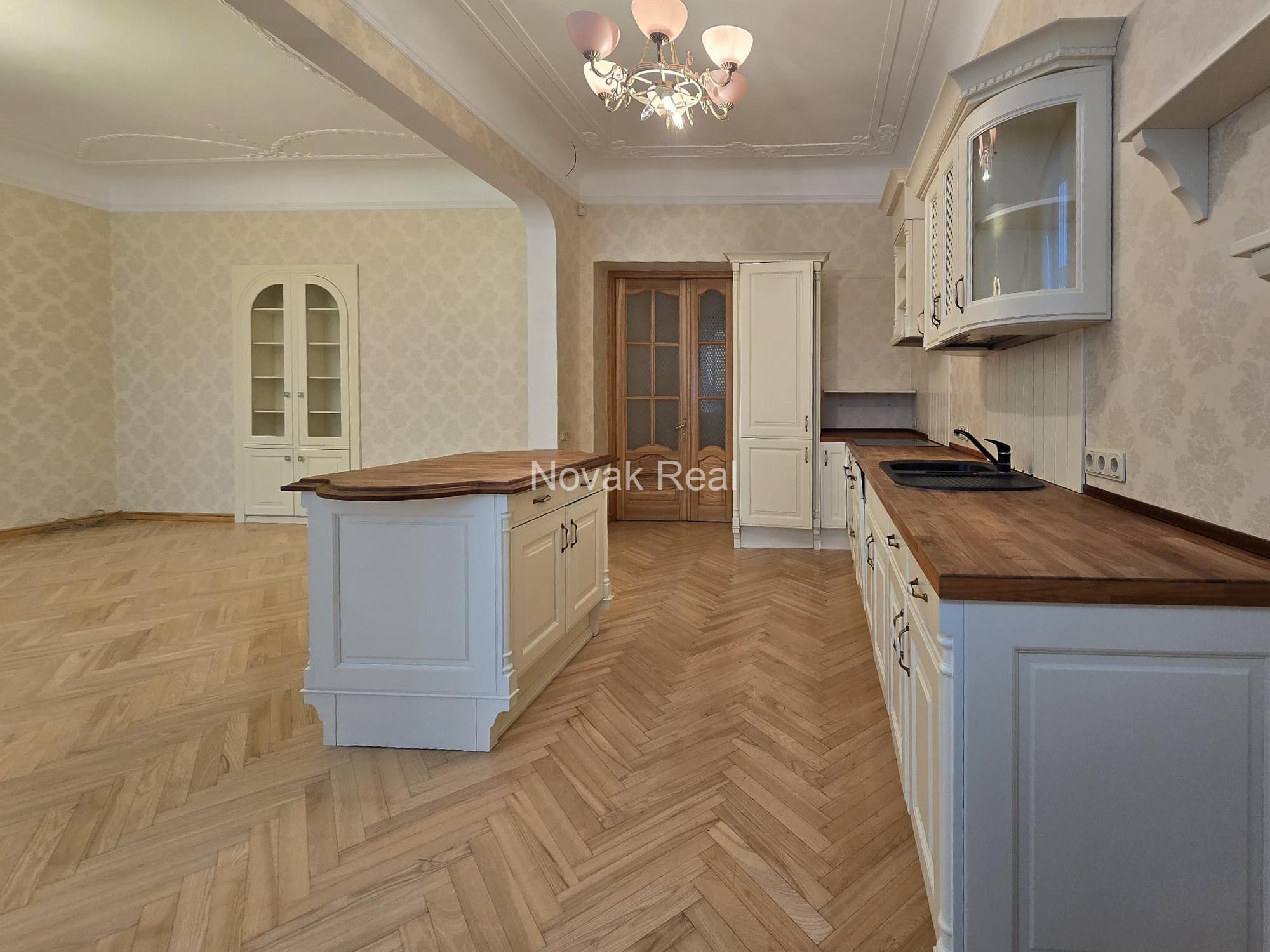 В центре продаётся светлая 3-комнатная квартира