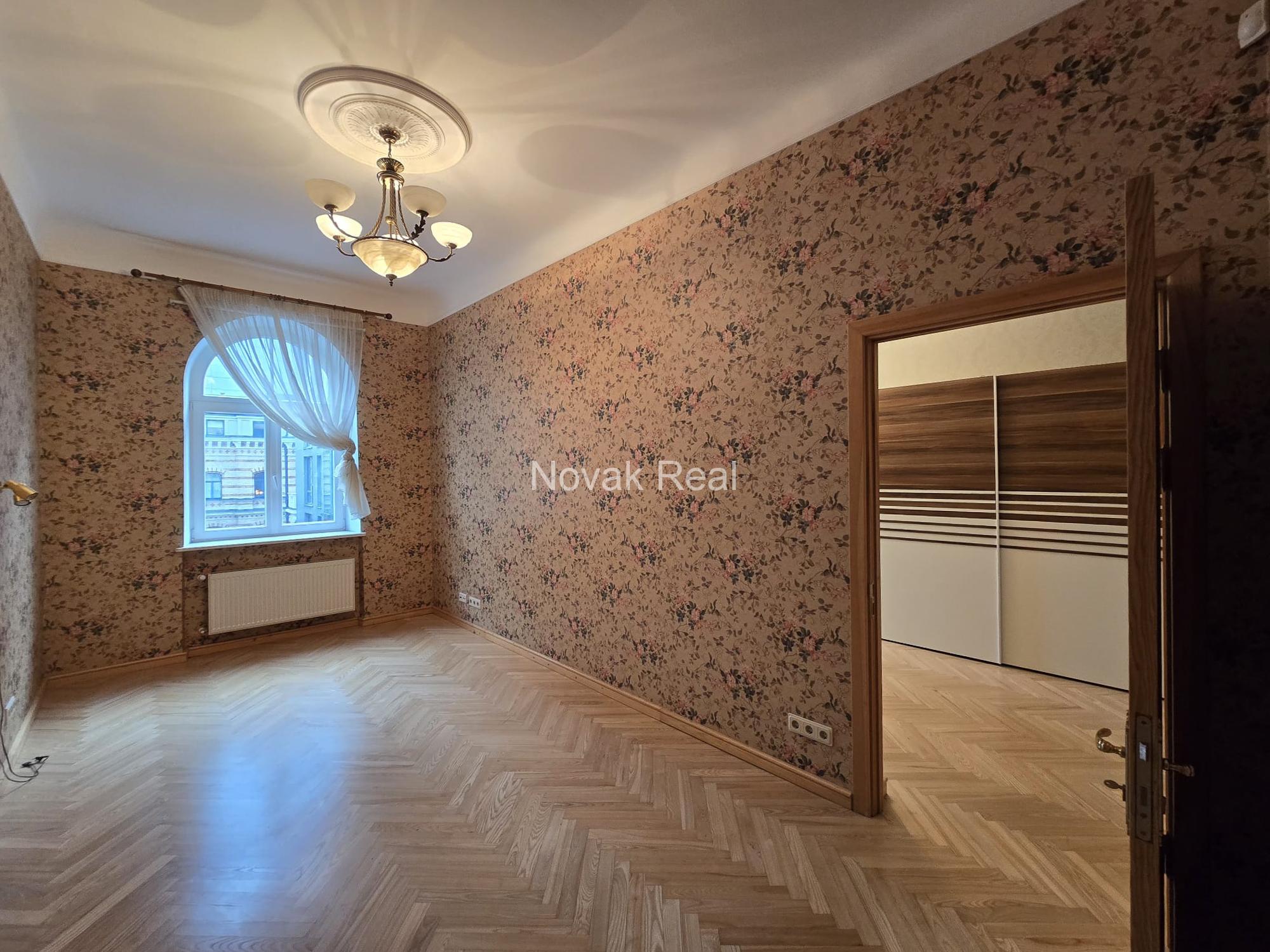 В центре продаётся светлая 3-комнатная квартира