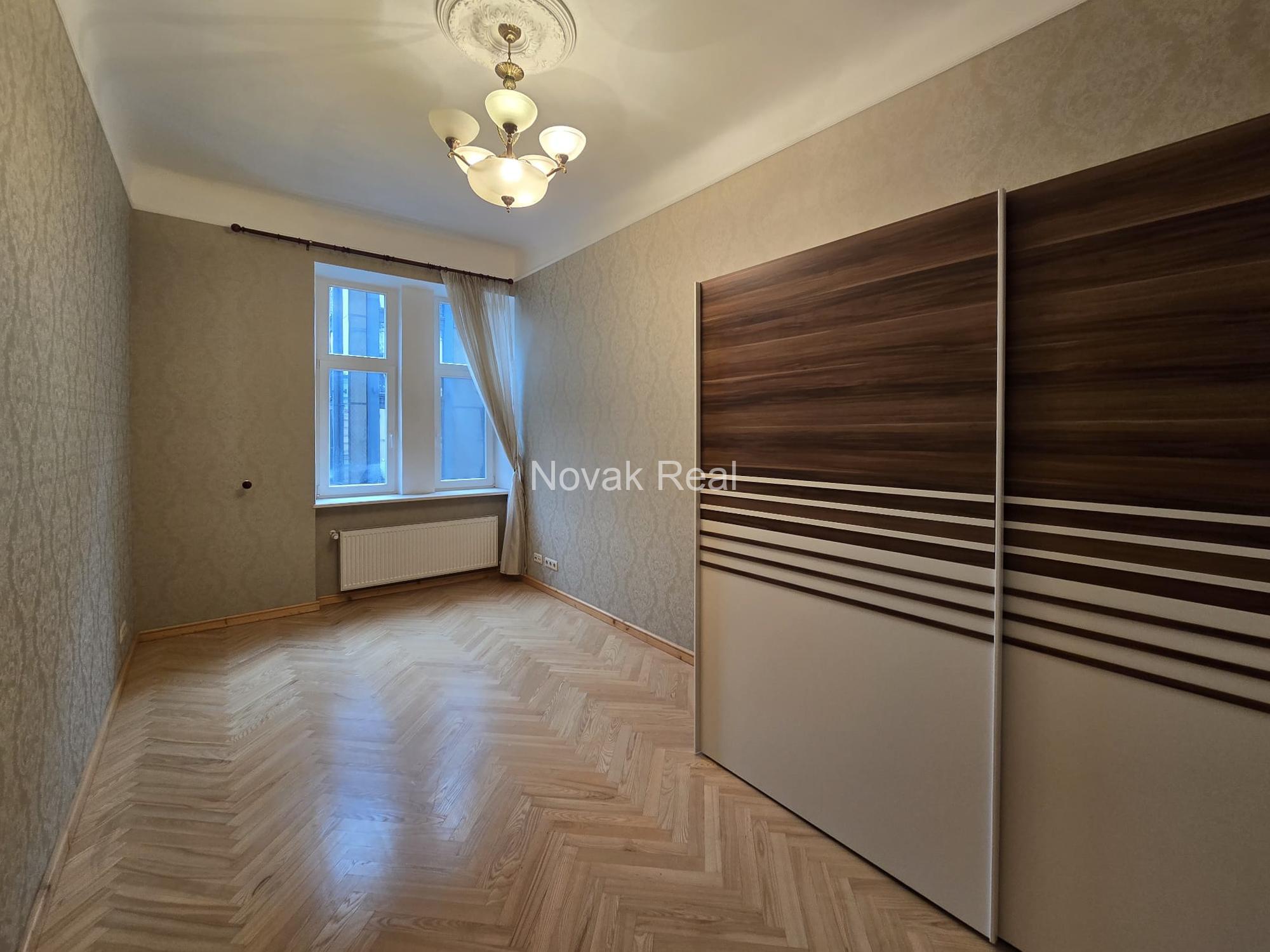 В центре продаётся светлая 3-комнатная квартира