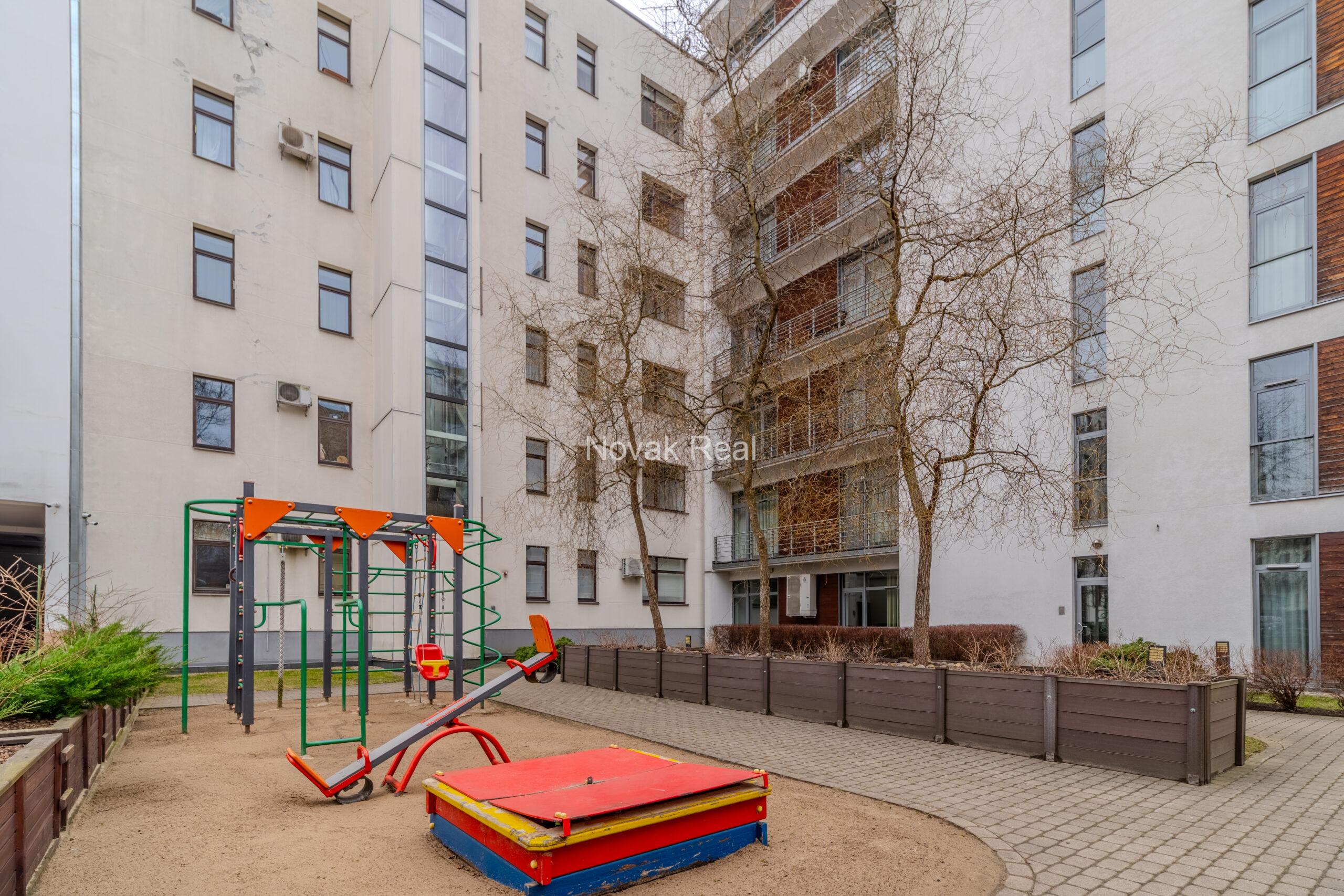 В центре сдается просторная и светлая 5-комнатная двухэтажная квартира