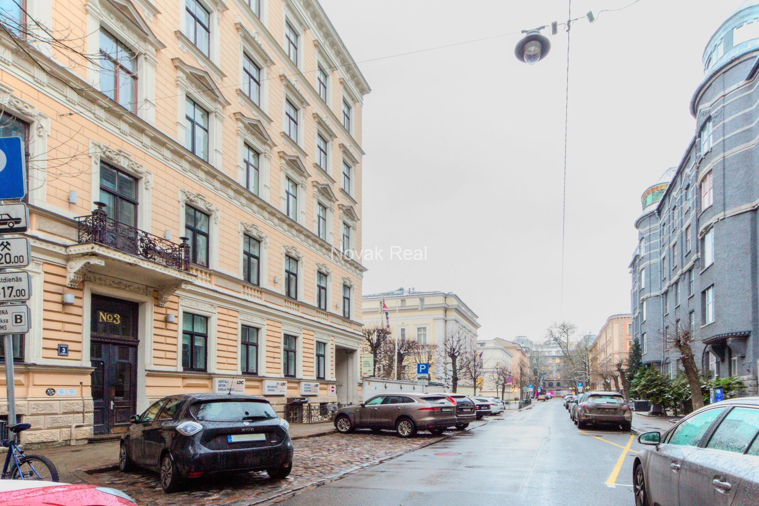 Продается великолепная квартира в престижном районе Тихого центра