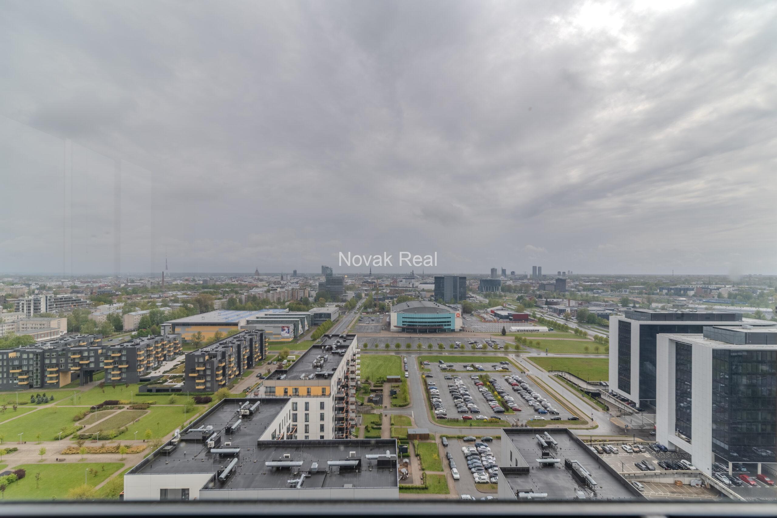 В центре Риги, в современном жилом комплексе “Skanstes Virsotnes”, продается замечательная квартира на 22 этаже