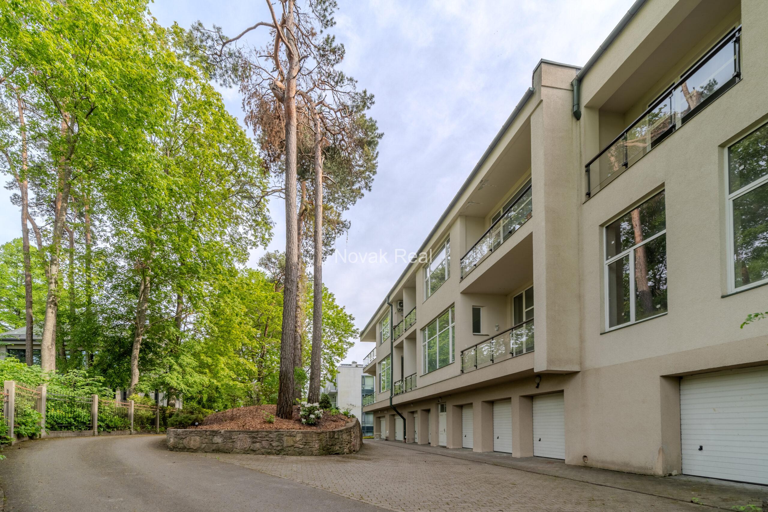 В Дубулты продается двухуровневая квартира в доме клубного типа, расположенном в 100 метрах от моря
