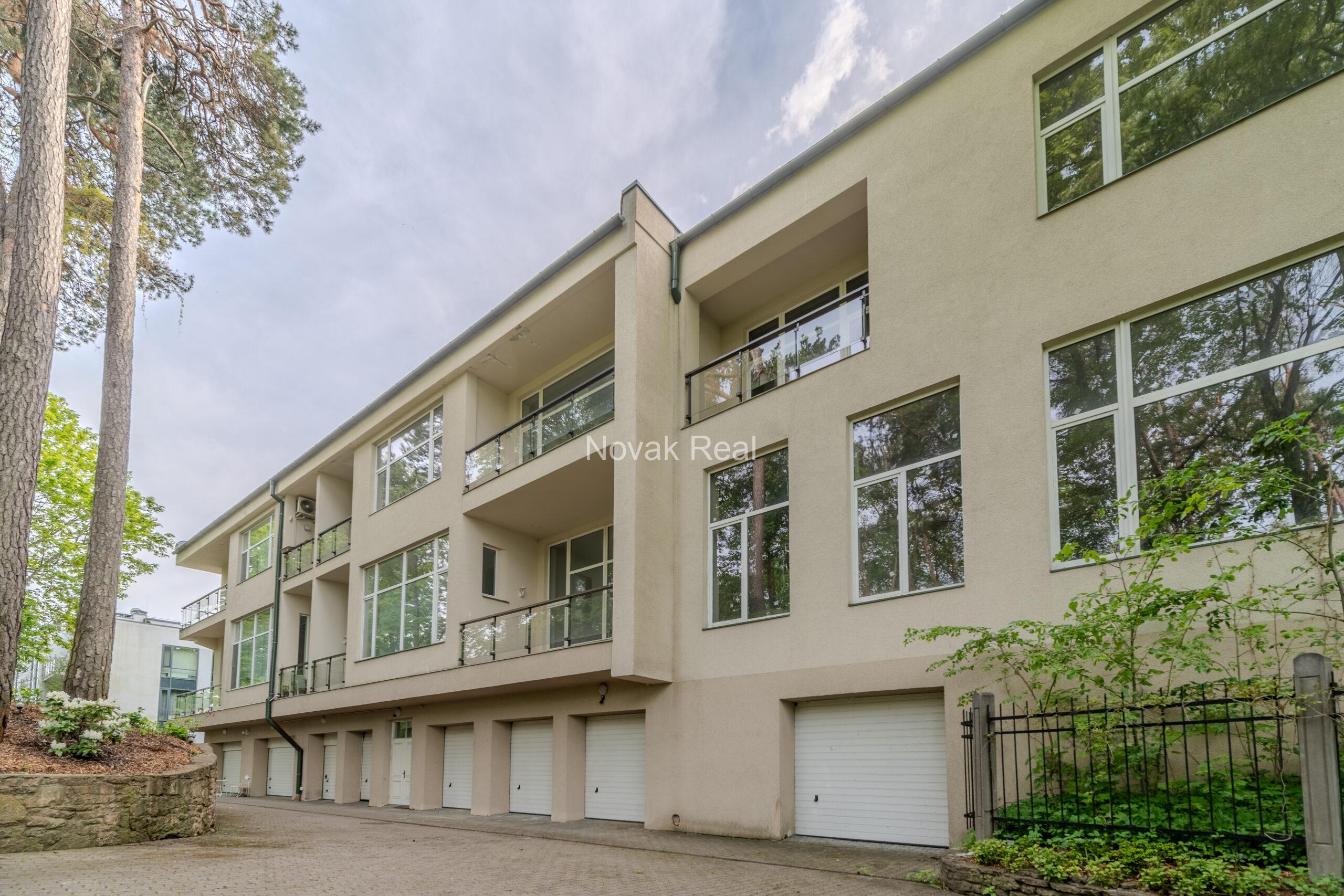 В Дубулты продается двухуровневая квартира в доме клубного типа, расположенном в 100 метрах от моря