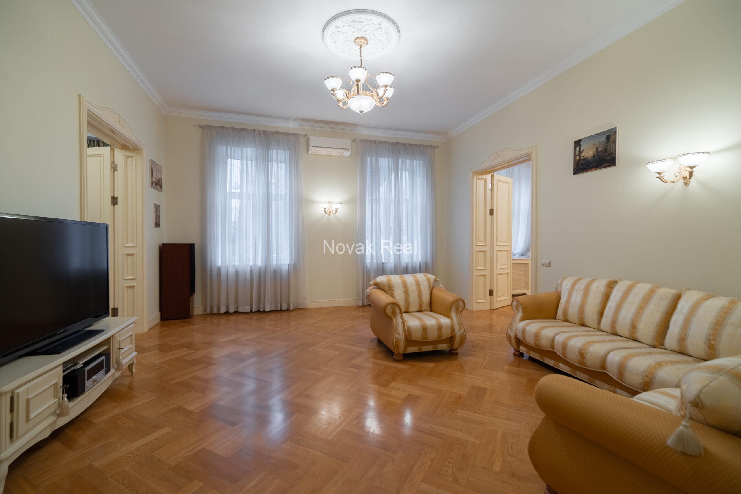 Tiek piedāvāts unikāls, plašs 5 istabu dzīvoklis pašā vēsturiskās Rīgas sirdī