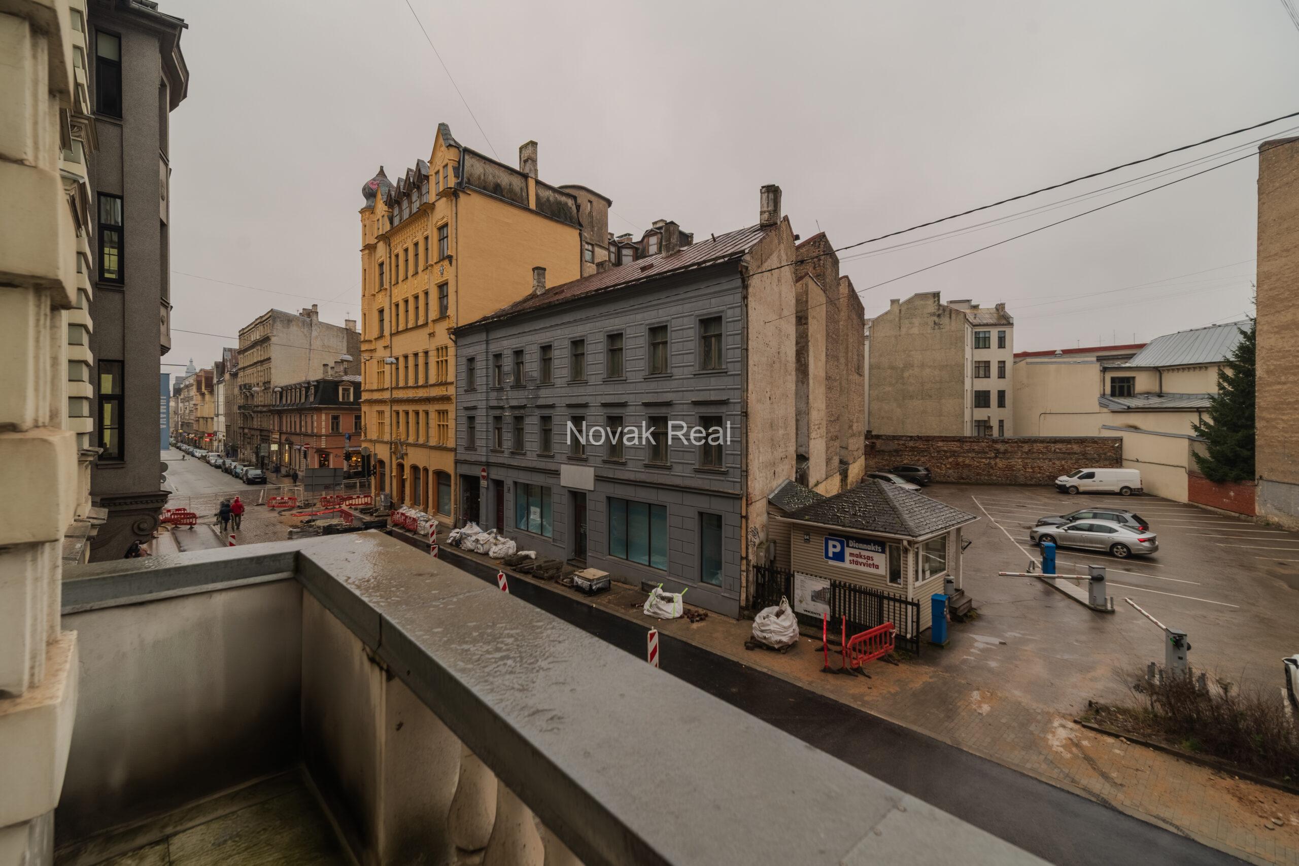 Tiek piedāvāts unikāls, plašs 5 istabu dzīvoklis pašā vēsturiskās Rīgas sirdī