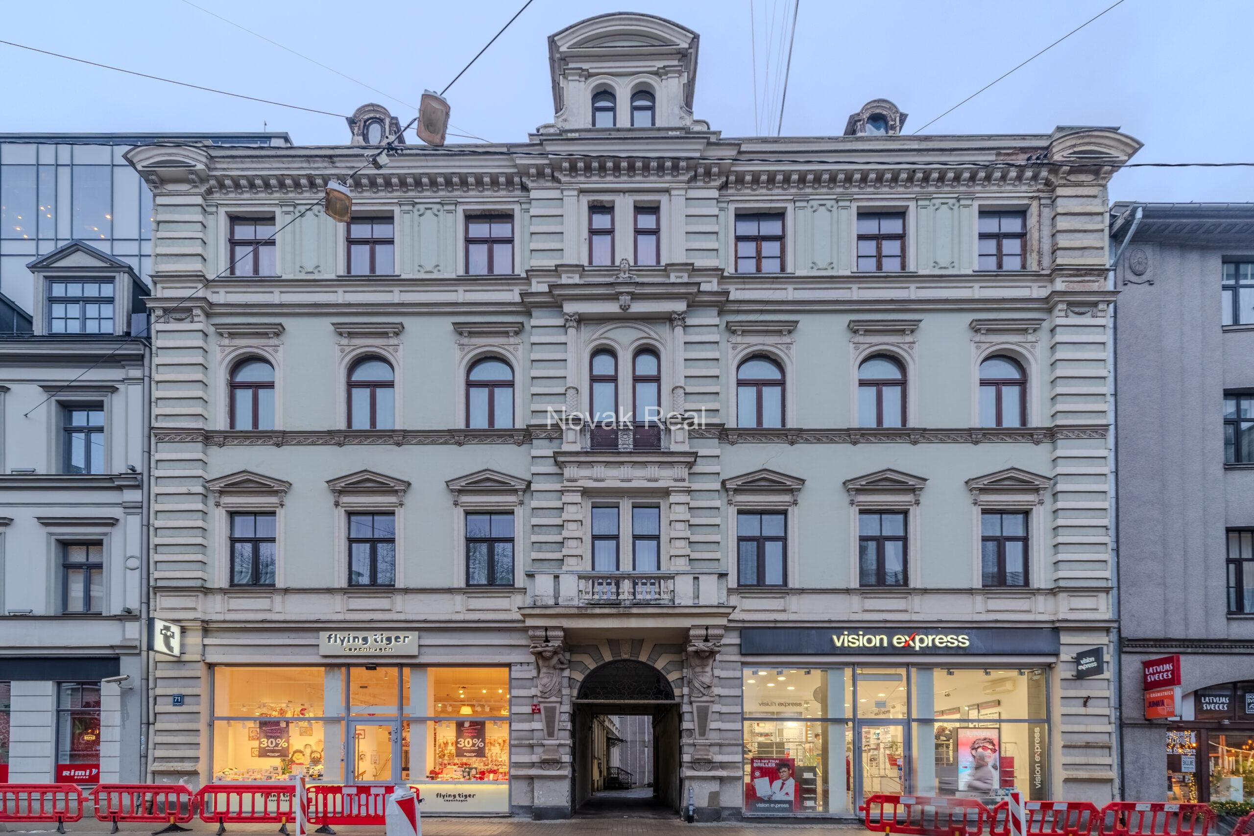 Tiek piedāvāts unikāls, plašs 5 istabu dzīvoklis pašā vēsturiskās Rīgas sirdī
