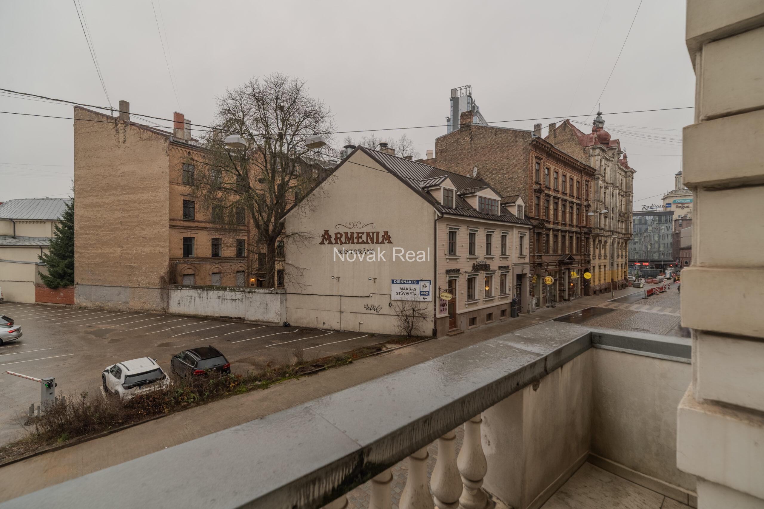 Tiek piedāvāts unikāls, plašs 5 istabu dzīvoklis pašā vēsturiskās Rīgas sirdī