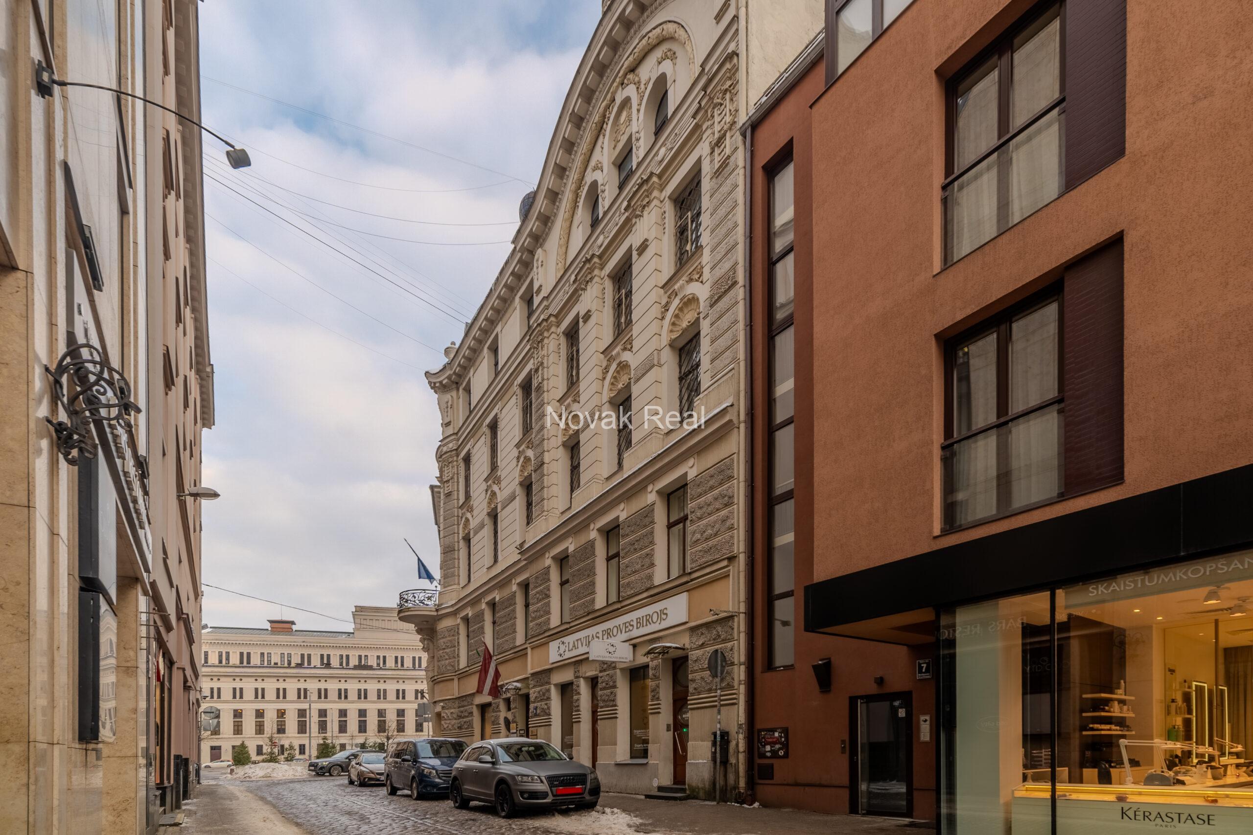 В самом центре Старой Риги предлагается к продаже 3-комнатная квартира в современном жилом здании