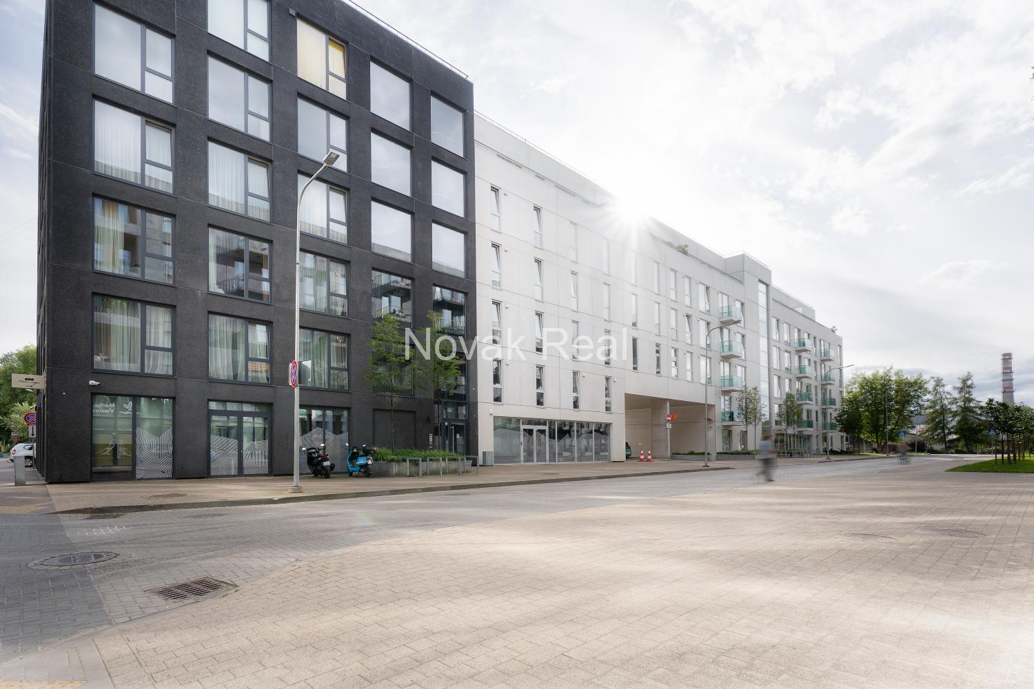 Piedāvājam iegādāties gaišu un mājīgu trīs istabu dzīvokli augstvērtīgā dzīvojamajā projektā “Viesturdārzs”