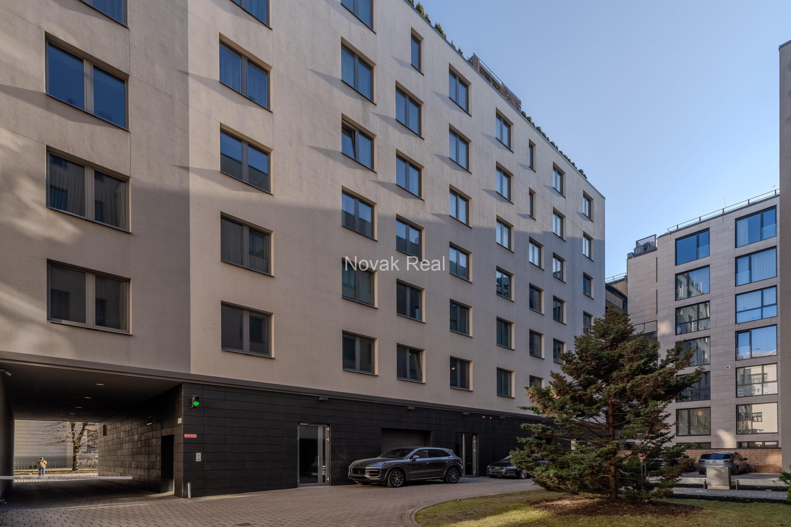 Plašs dzīvoklis bez apdares Klusajā centrā ar panorāmas logiem