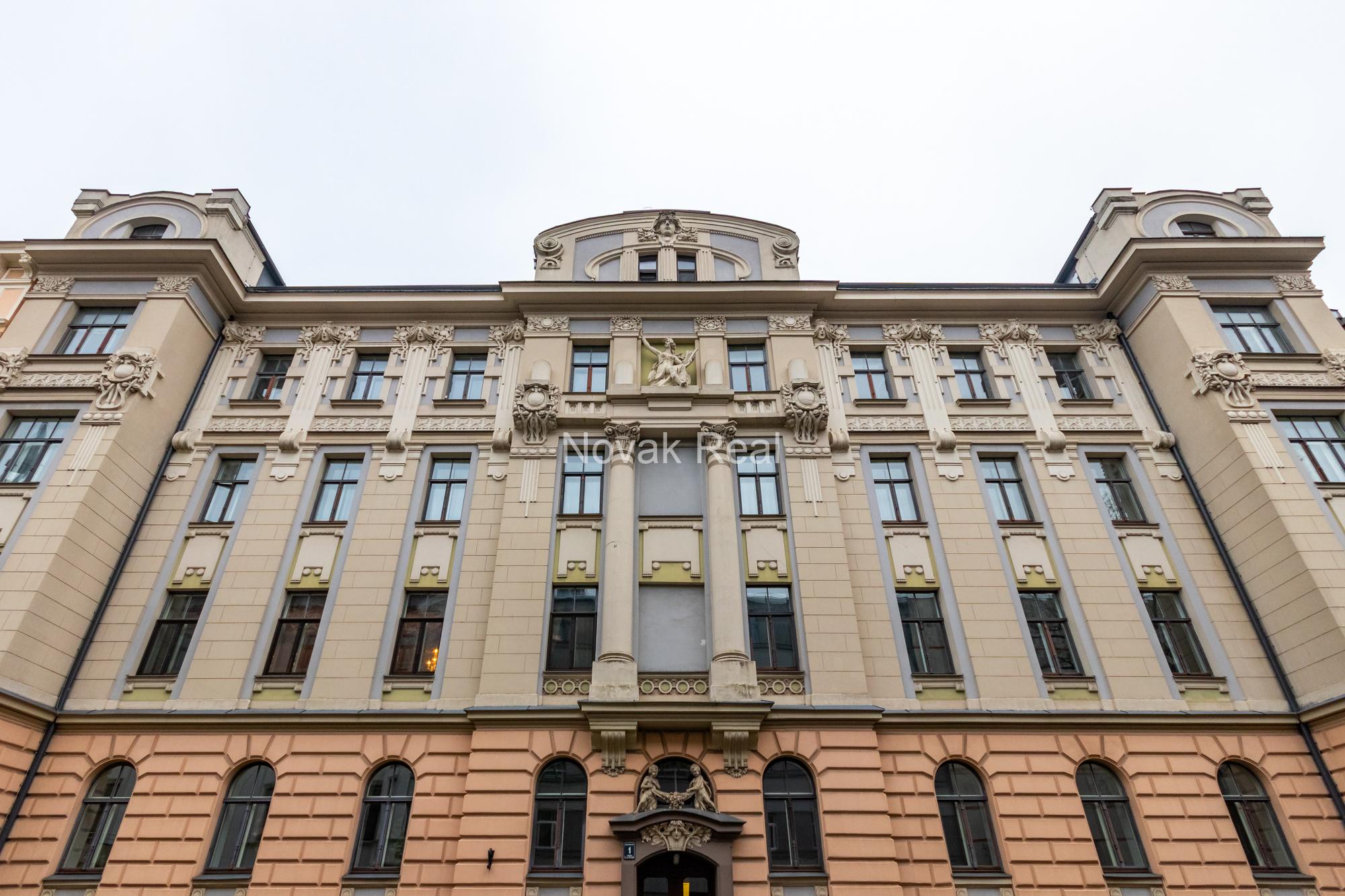 Современная квартира с дизайнерским интерьером в тихом центре Риги