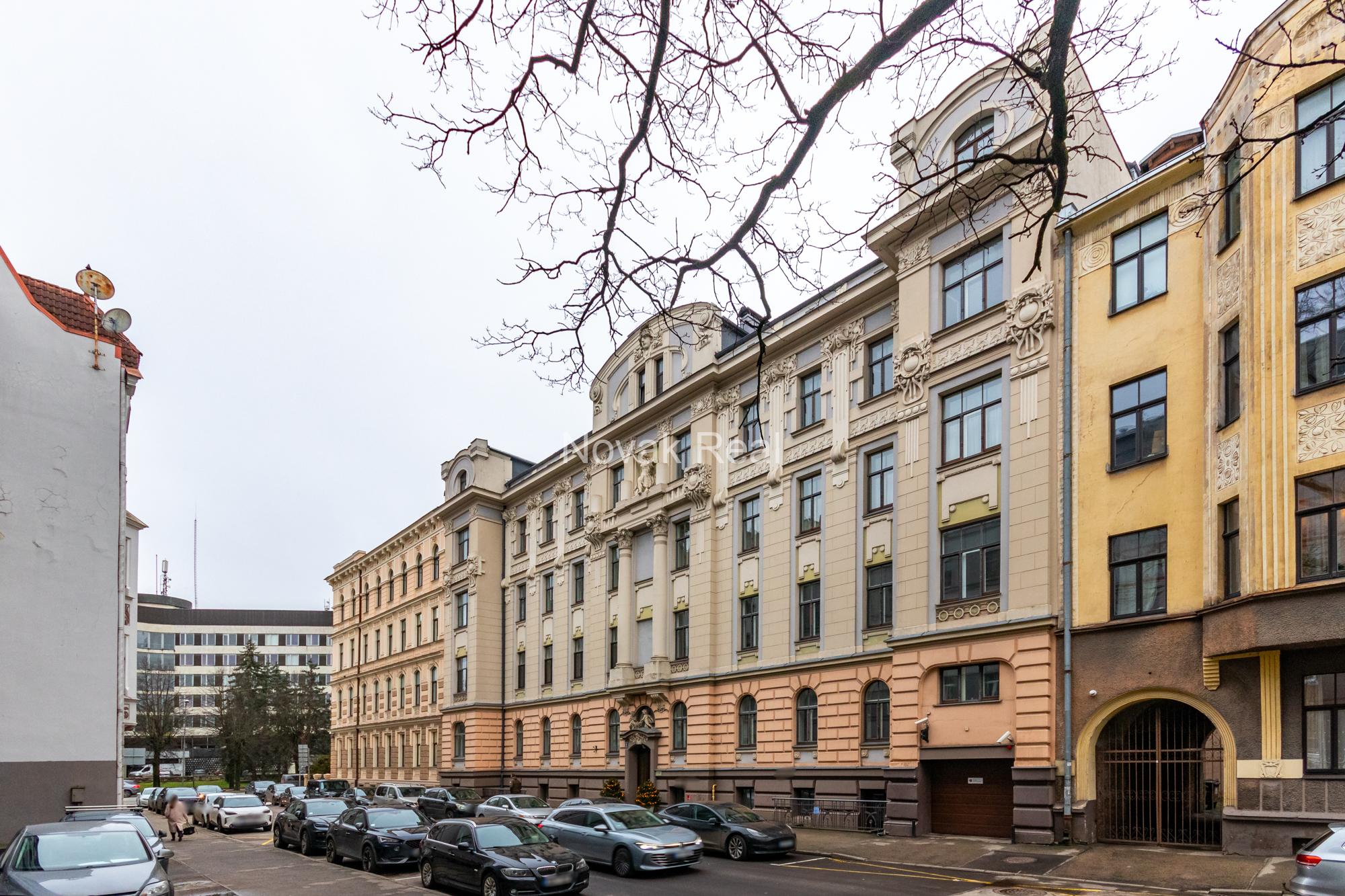 Современная квартира с дизайнерским интерьером в тихом центре Риги