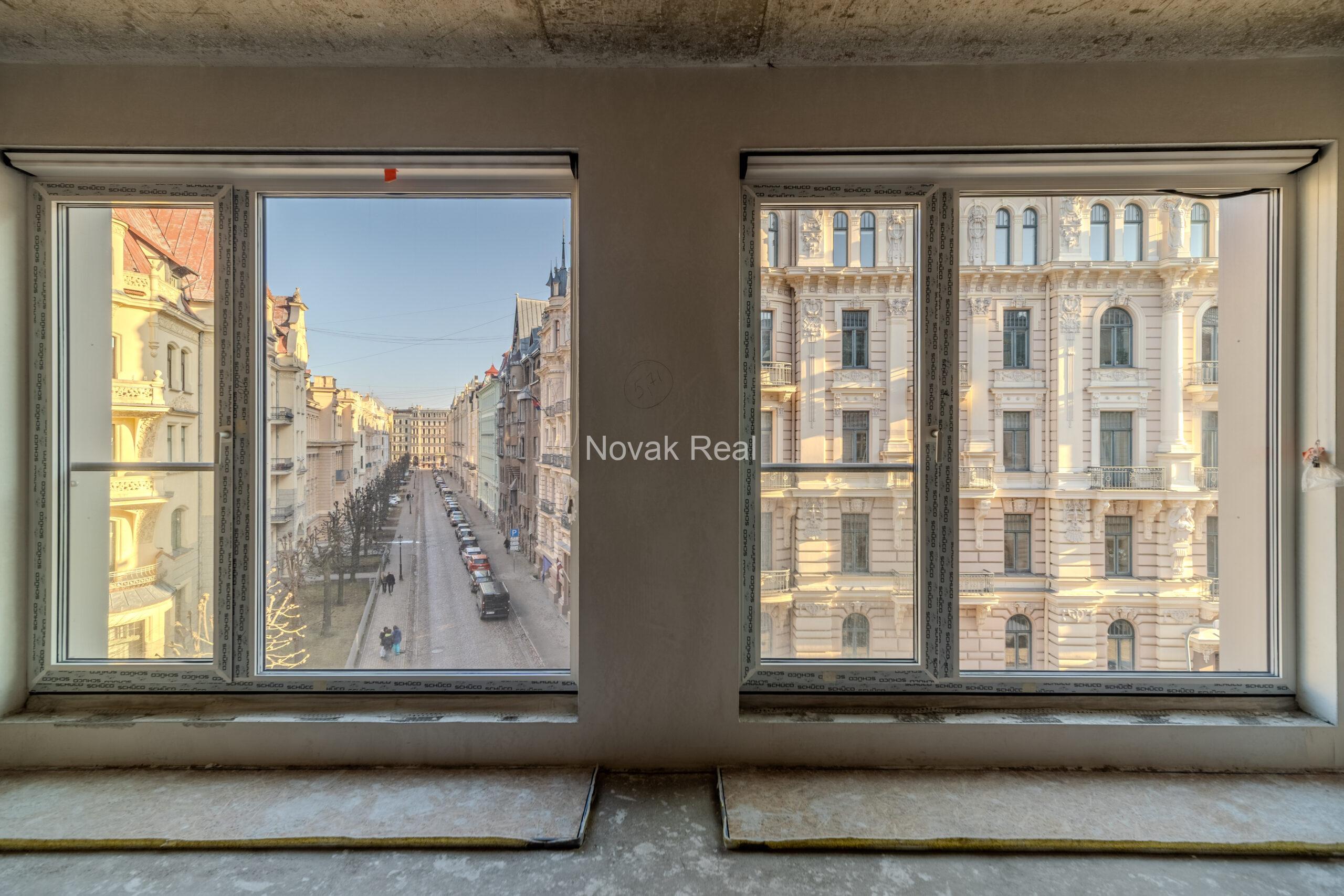 Plašs dzīvoklis bez apdares Klusajā centrā ar panorāmas logiem