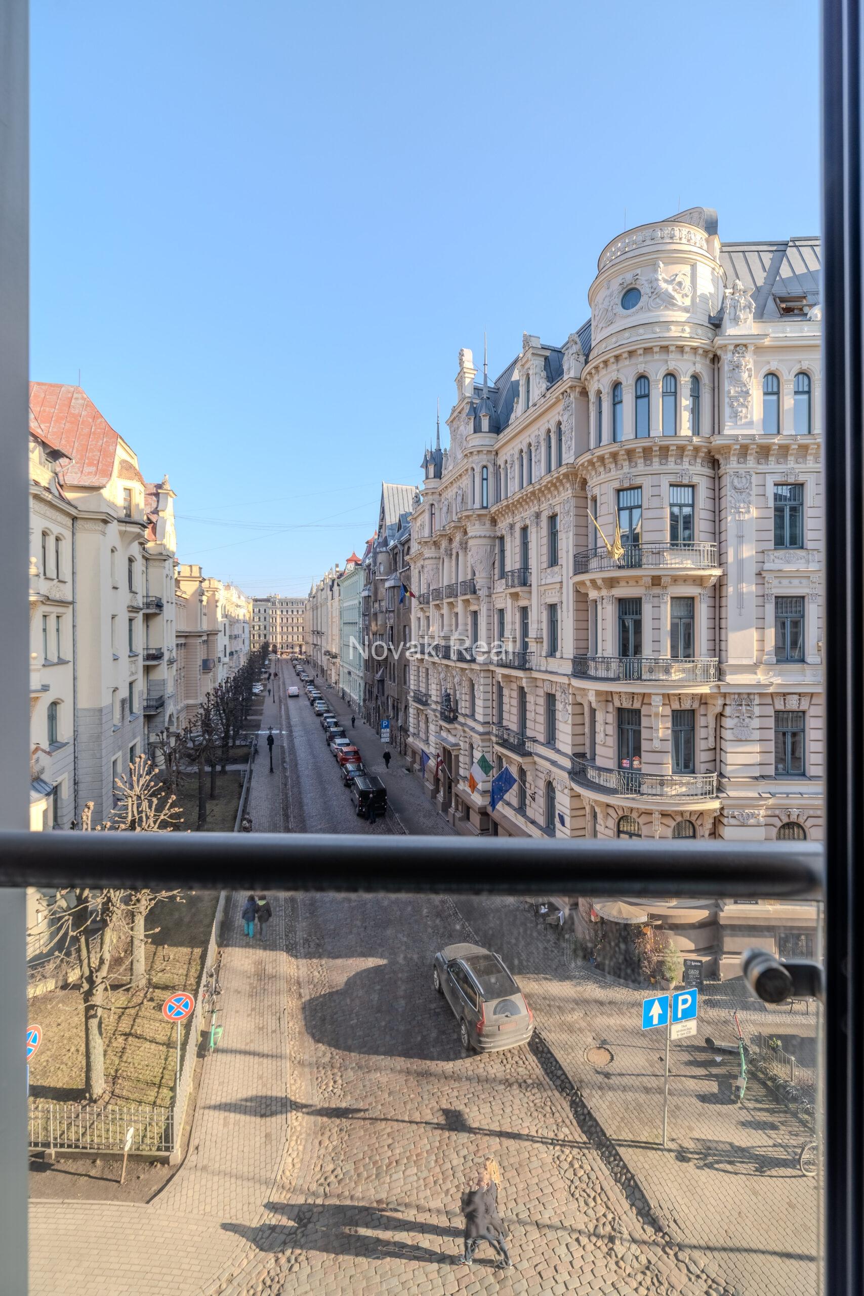 Plašs dzīvoklis bez apdares Klusajā centrā ar panorāmas logiem