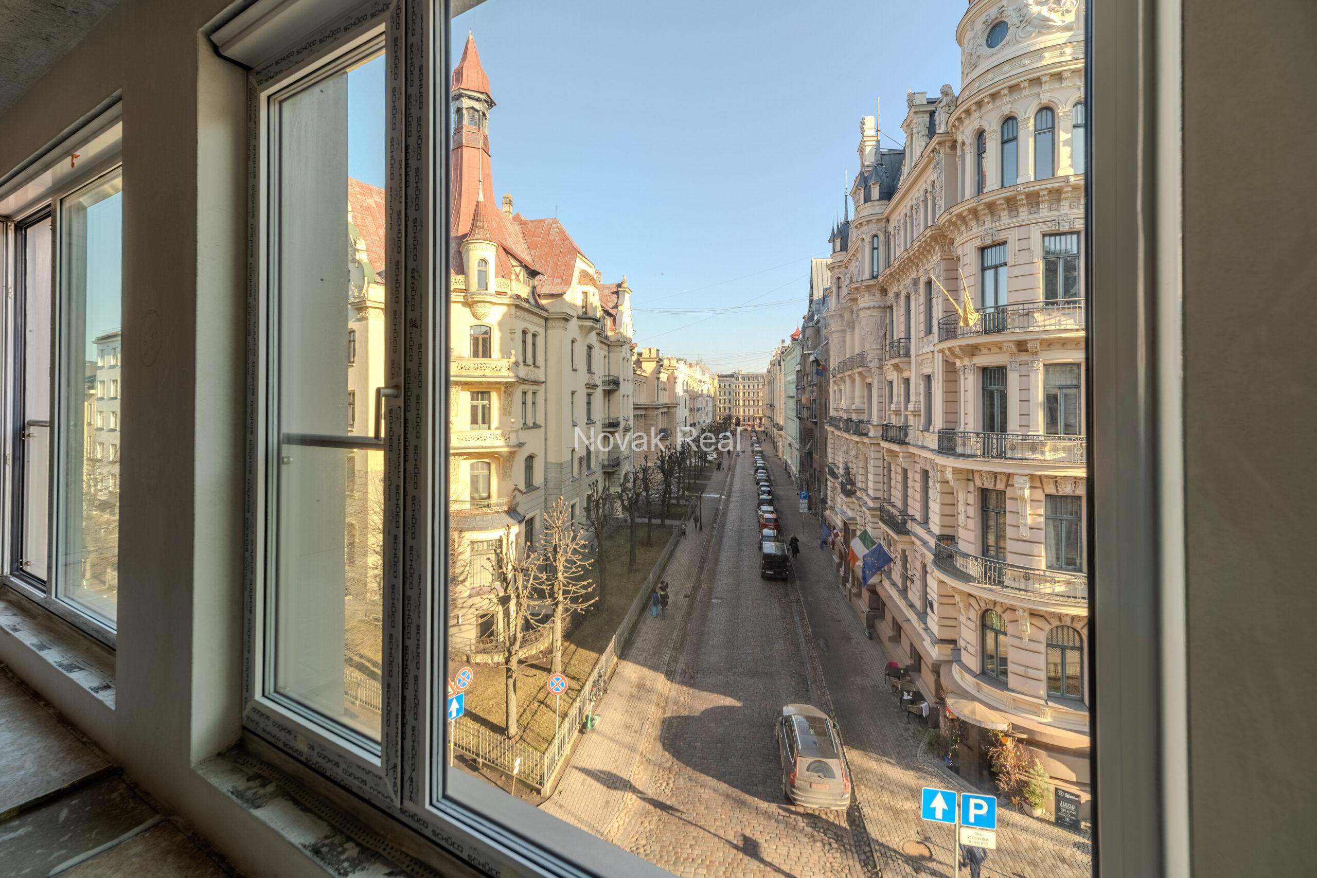 Plašs dzīvoklis bez apdares Klusajā centrā ar panorāmas logiem