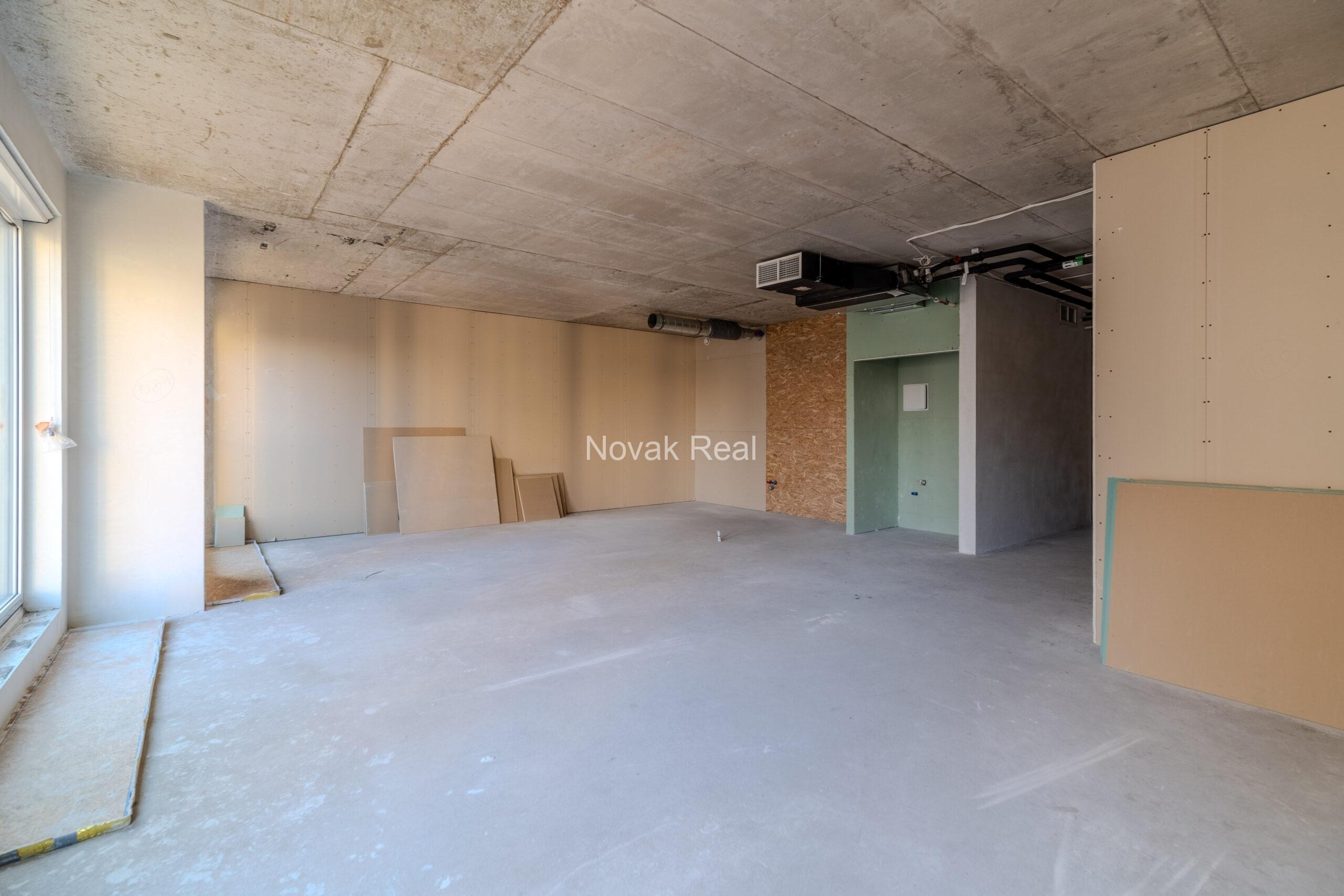 Plašs dzīvoklis bez apdares Klusajā centrā ar panorāmas logiem