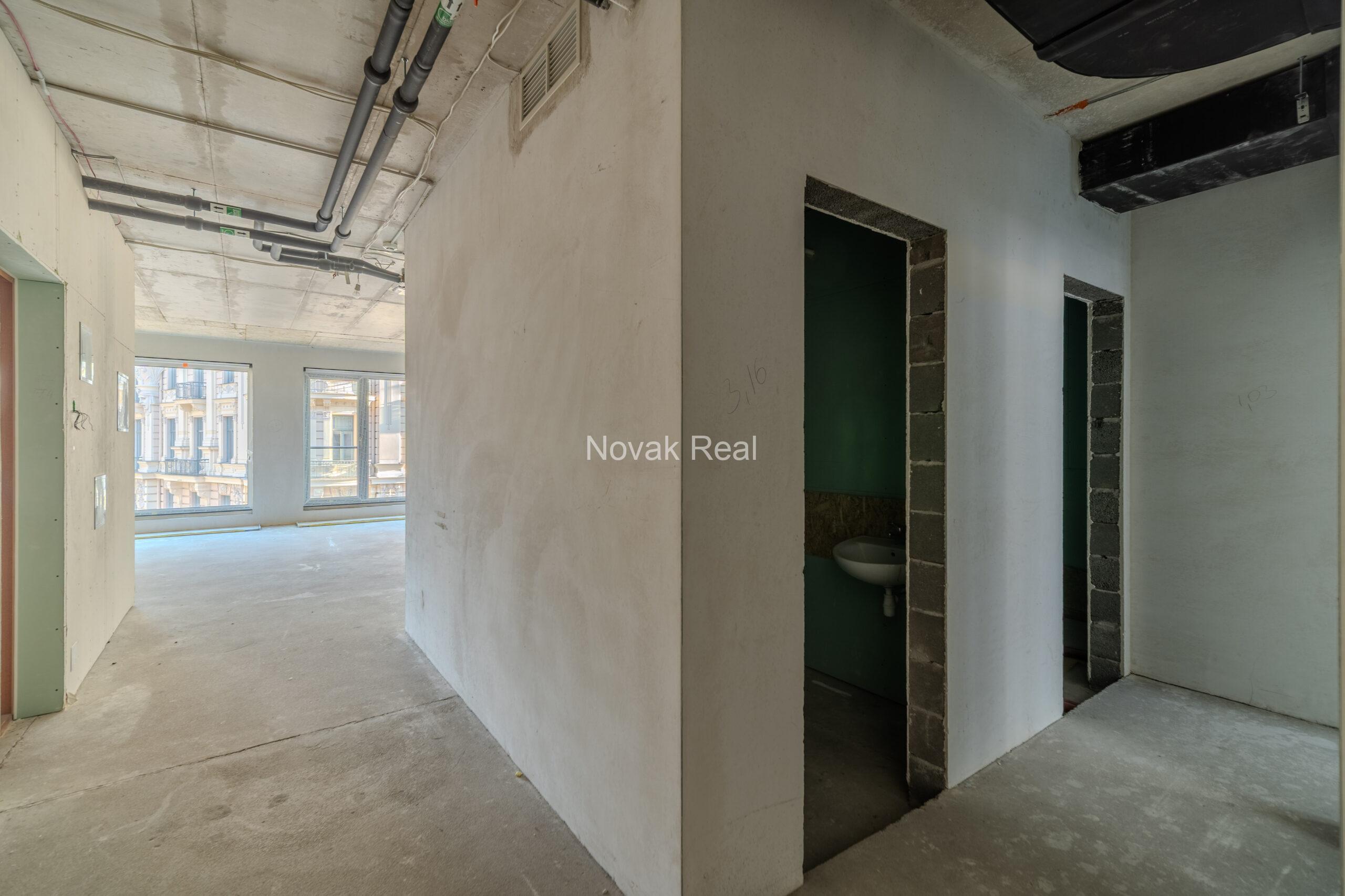 Plašs dzīvoklis bez apdares Klusajā centrā ar panorāmas logiem
