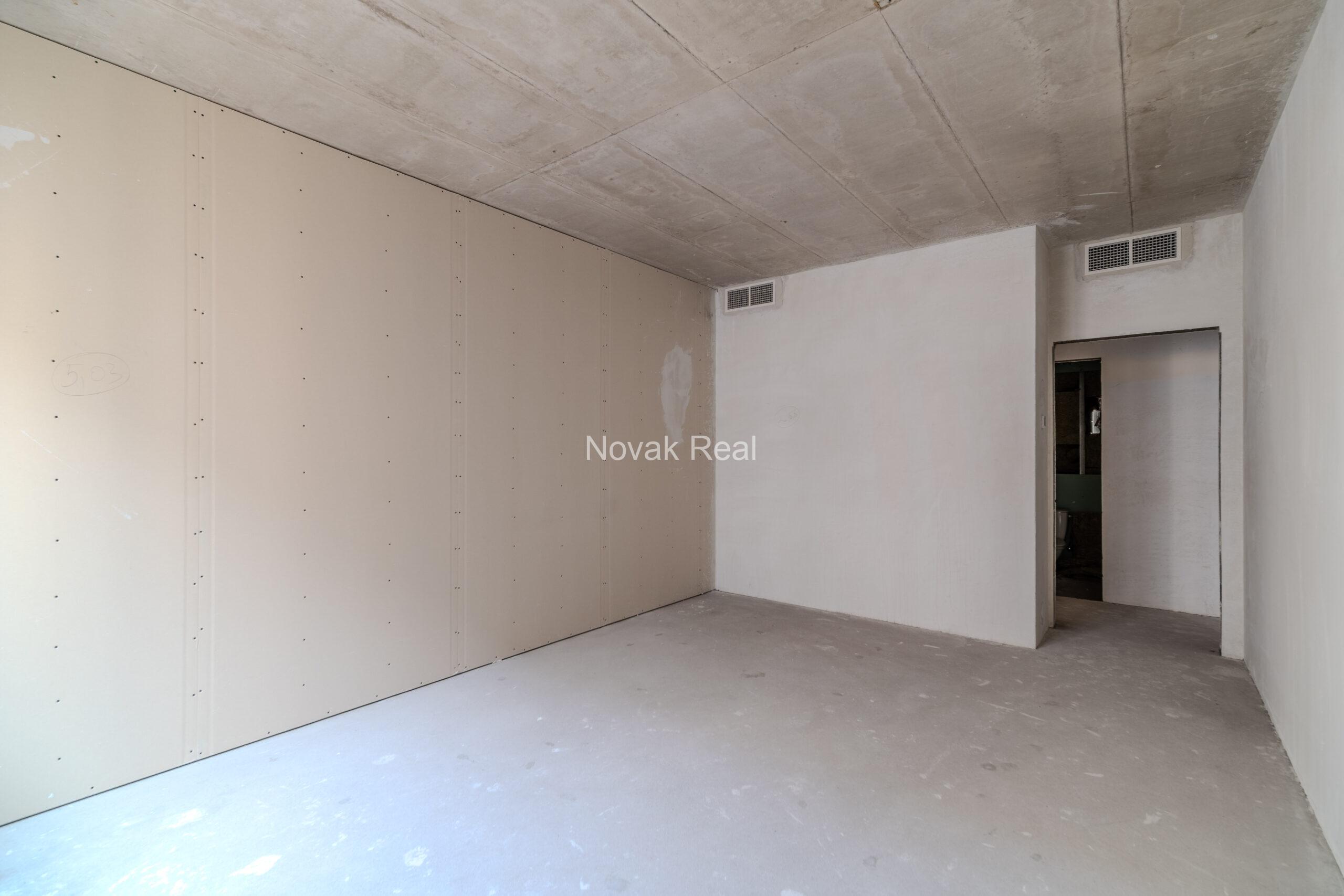 Plašs dzīvoklis bez apdares Klusajā centrā ar panorāmas logiem