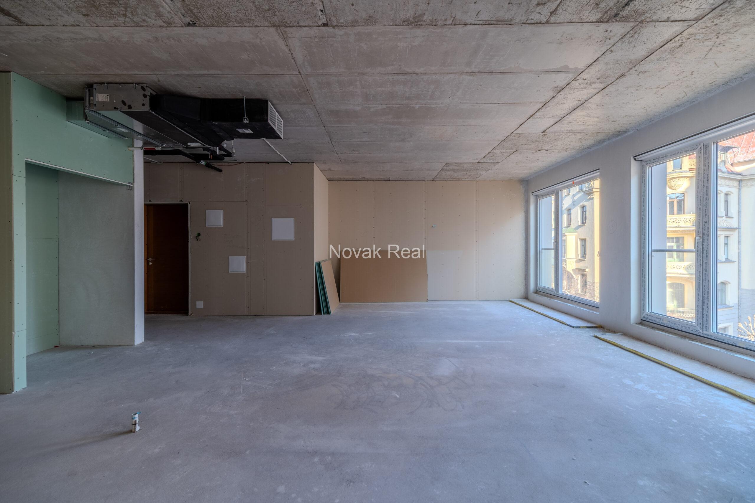 Plašs dzīvoklis bez apdares Klusajā centrā ar panorāmas logiem