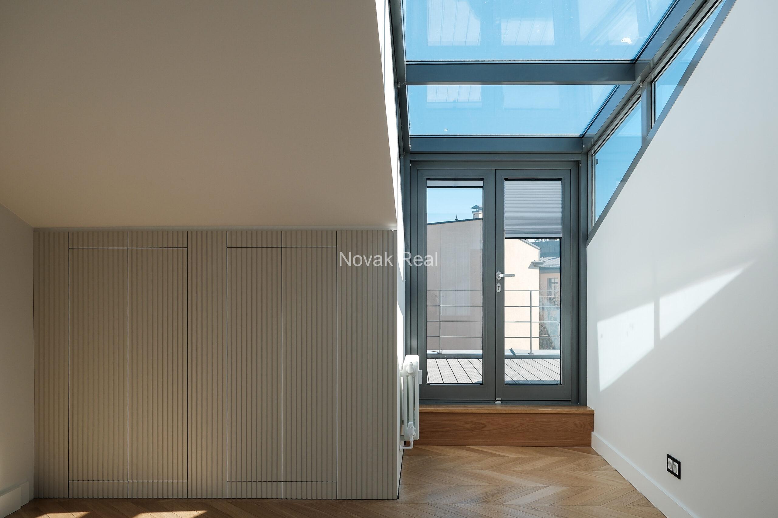 Refined 3-room apartment with terrace in Kalpaka Residence