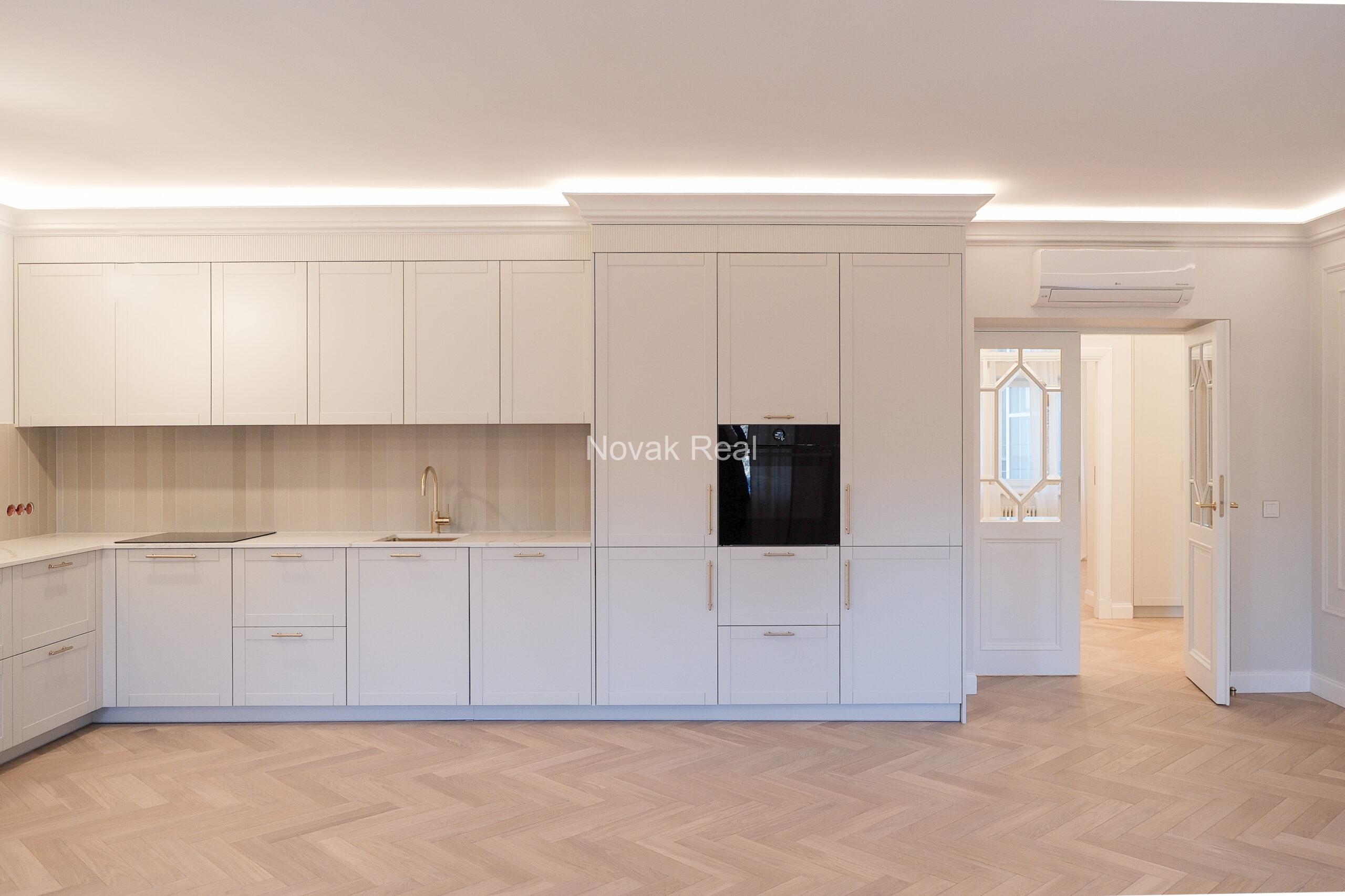 Sunny 4-room apartment in Kalpaka Residence