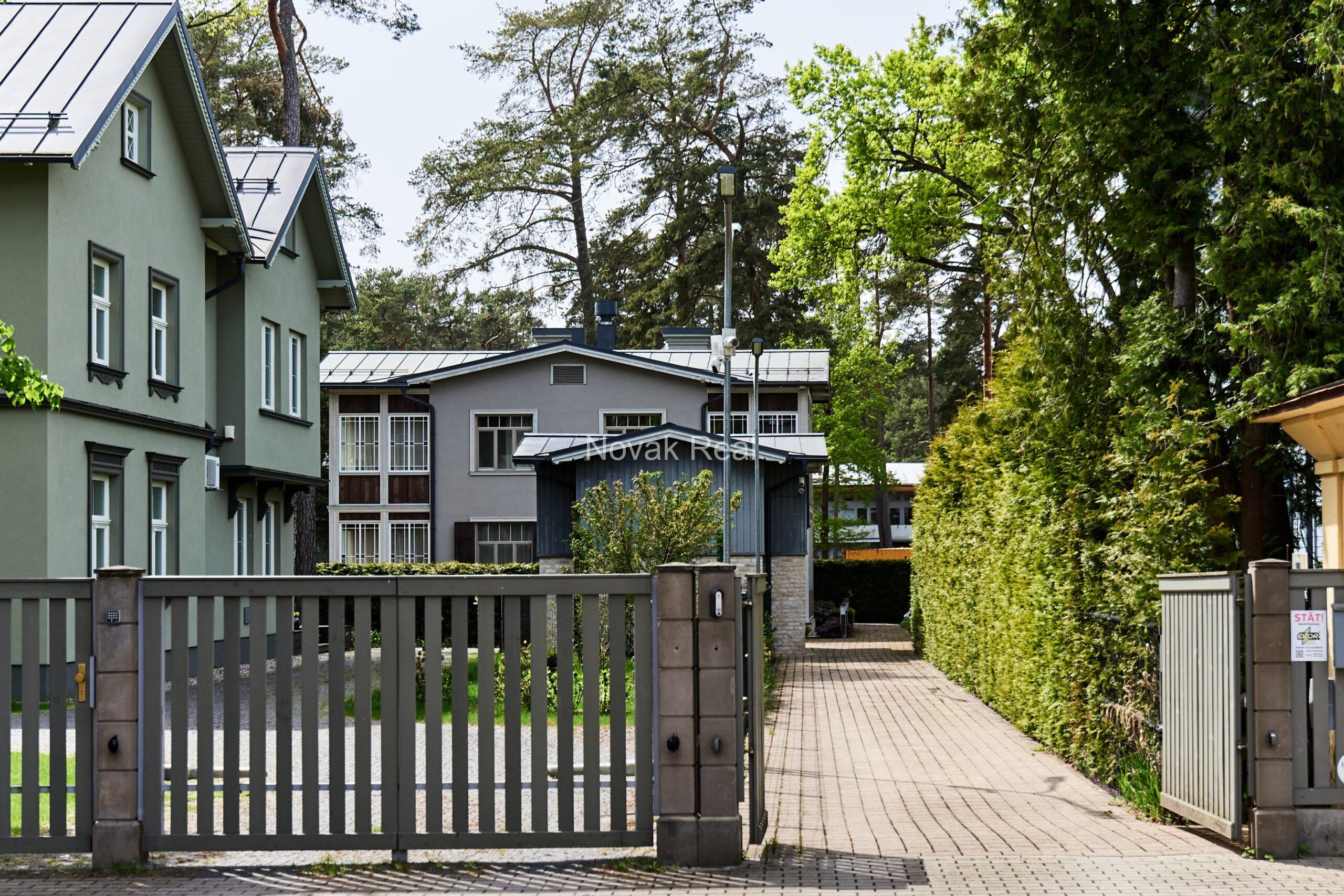 Mūsdienīga māja pie jūras Bulduros, Jūrmalā