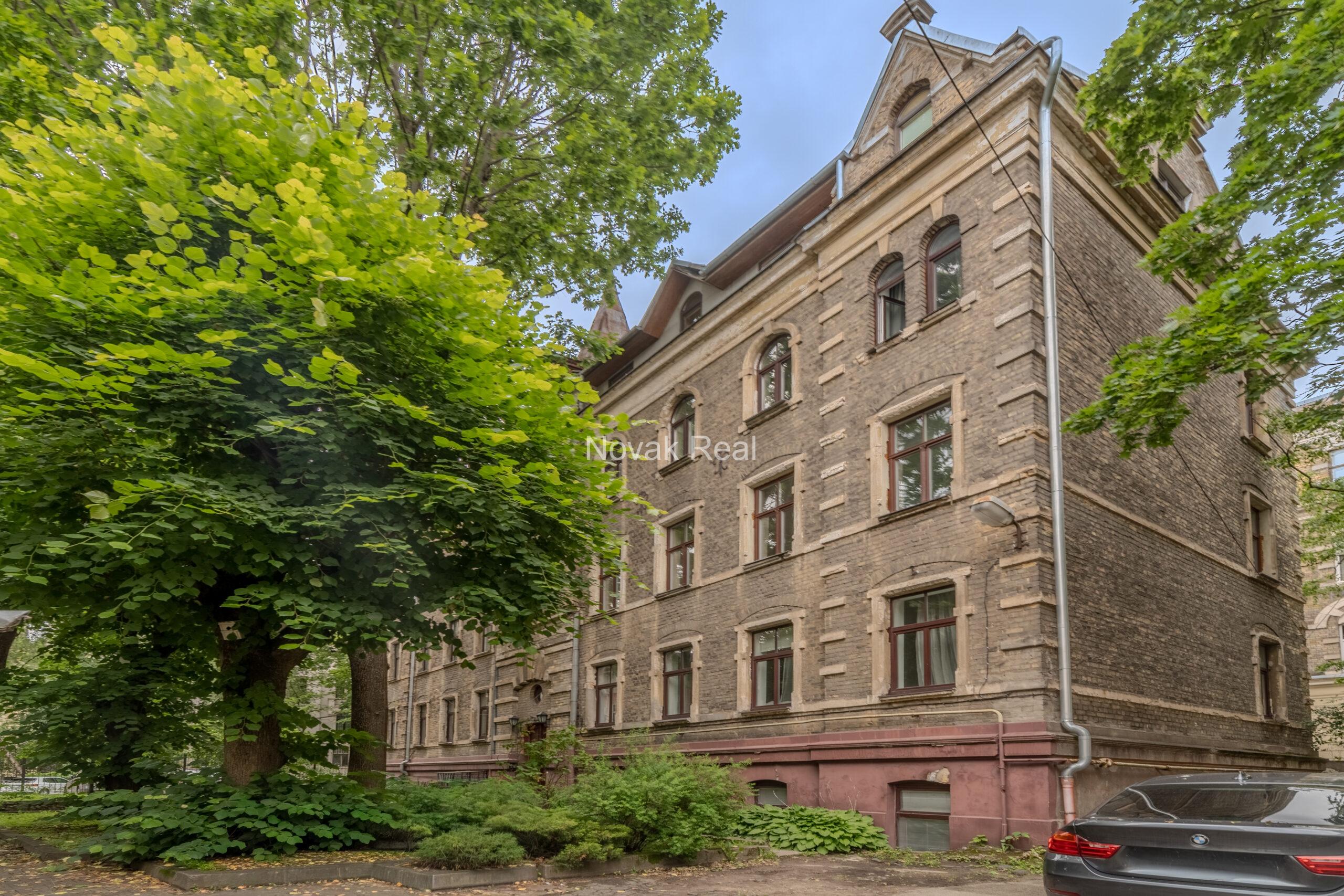 Gaišs 4 istabu dzīvoklis remontam Klusajā centrā – Elizabetes iela 27